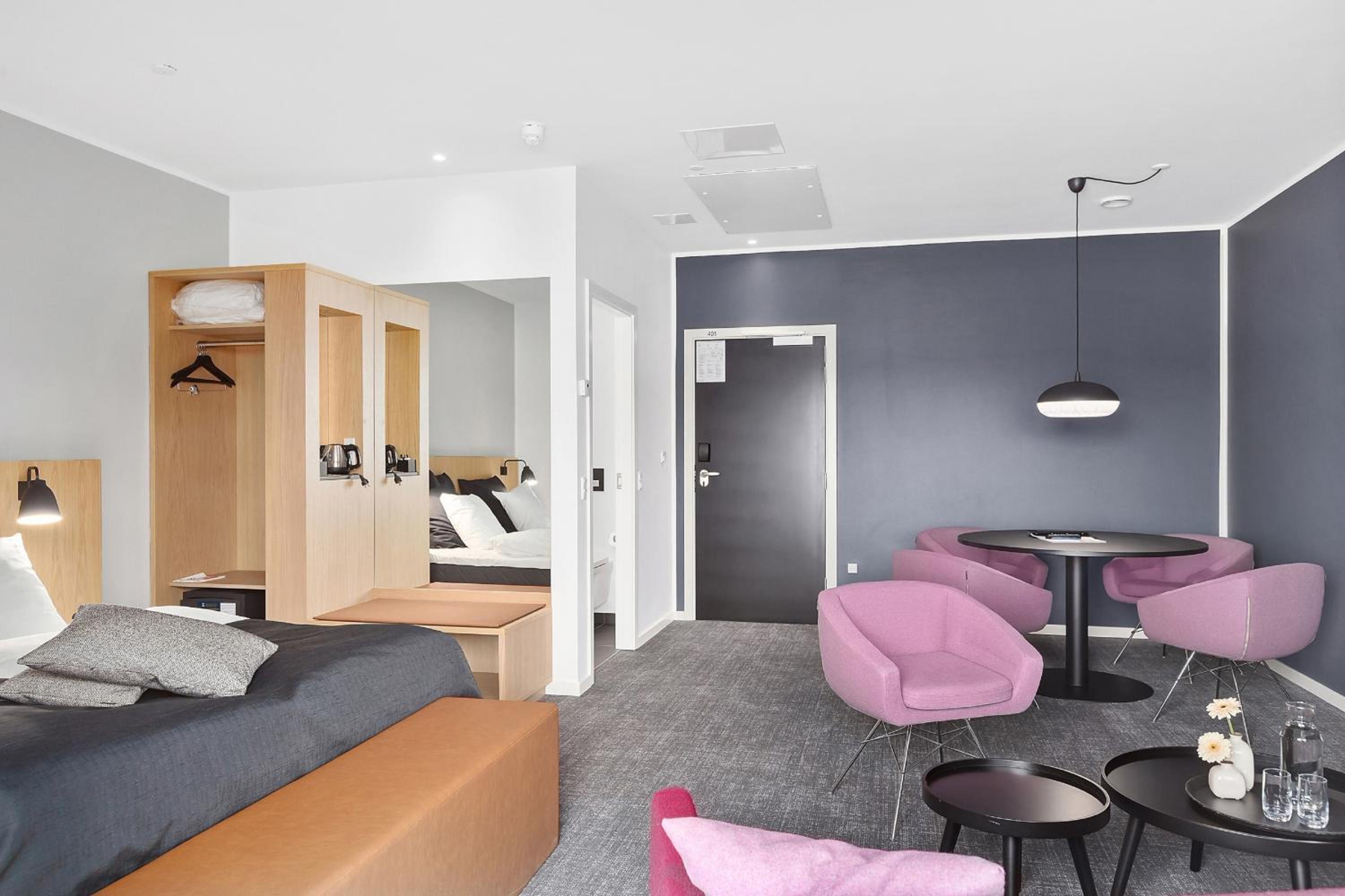 Premium King Room with Sofa Bed - Photo 4