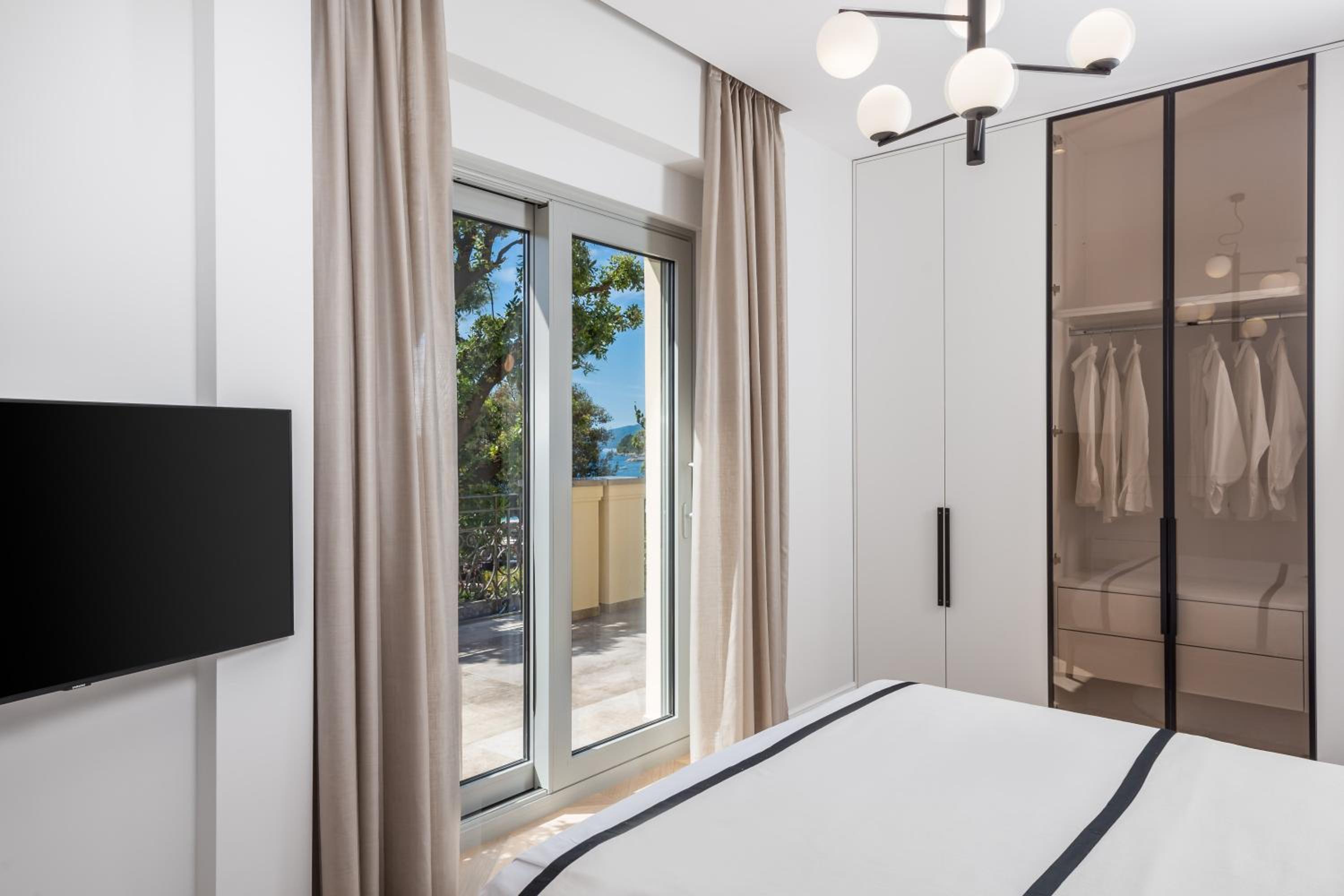 Apartment with Sea View - Photo 5