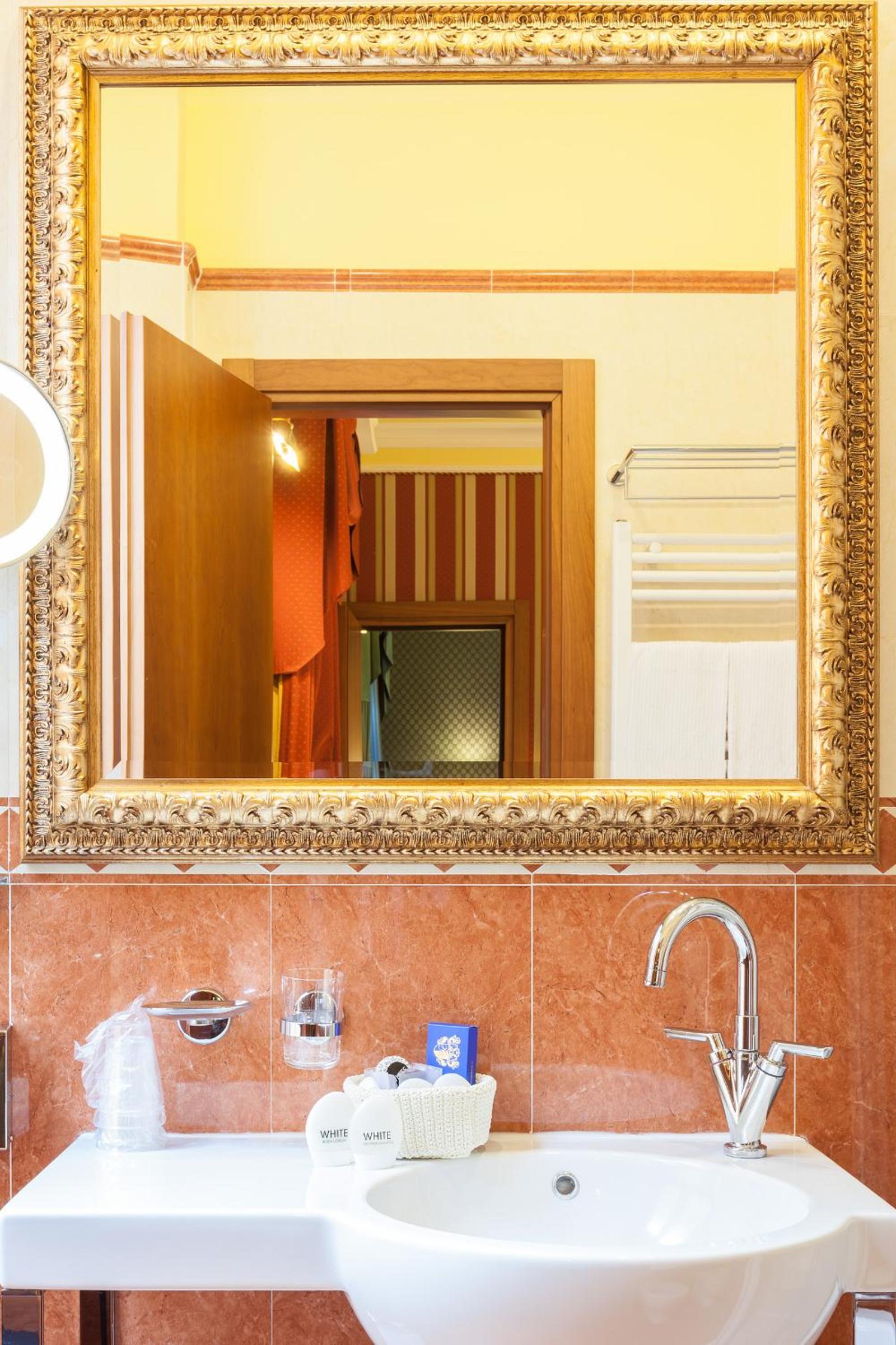 Available room thumbnail 5