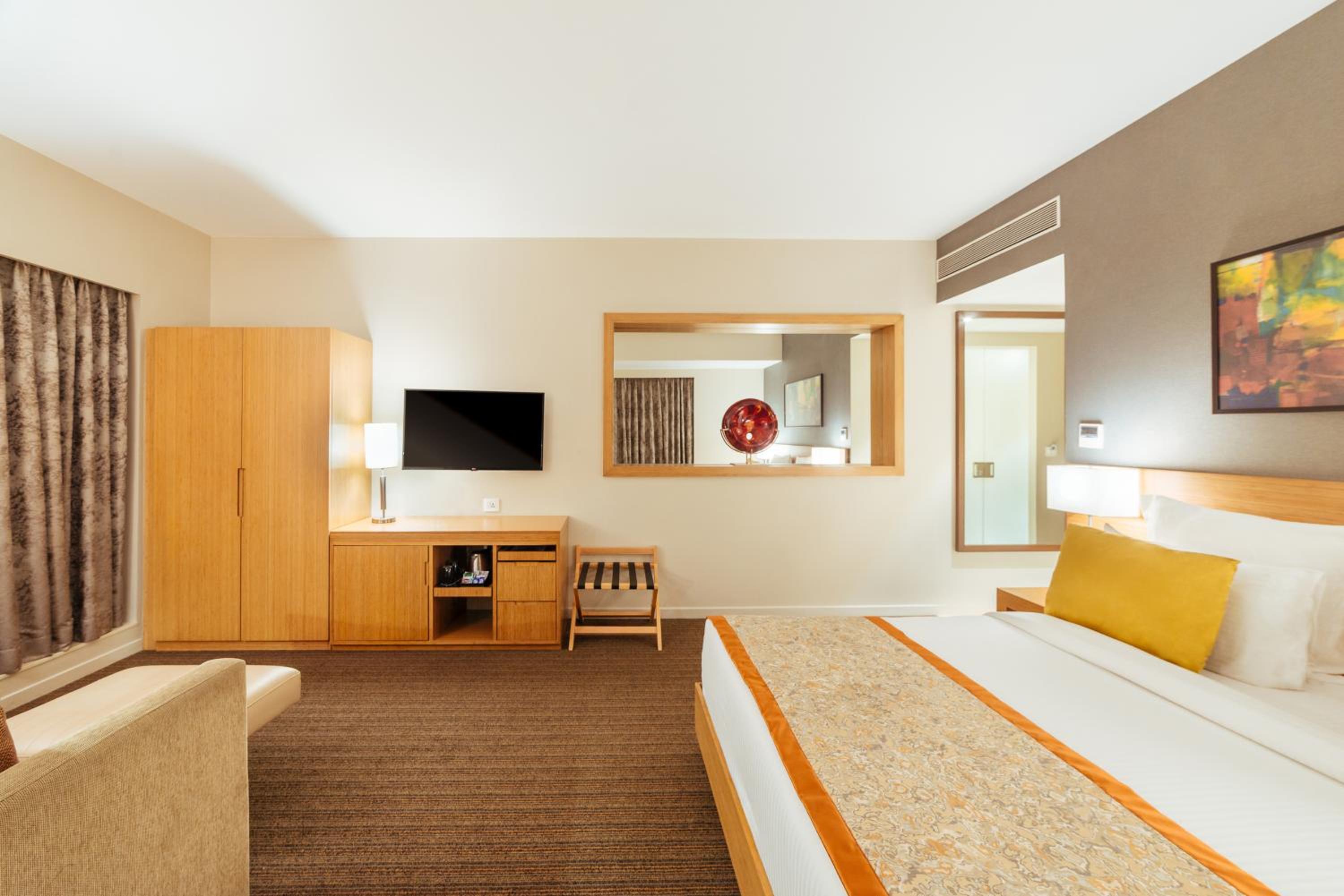 Junior Suite | Unlimited imported liquor at the Premium Lounge (6–8 pm), tea/coffee (10 am–10 pm), one-way airport transfer and 20% off on F&B, Laundry, Spa and Transport Junior Suite | Unlimited imported liquor at the Premium Lounge (6–8 pm), tea/coffee (10 am–10 pm), one-way airport transfer and 20% off on F&B, Laundry, Spa and Transport