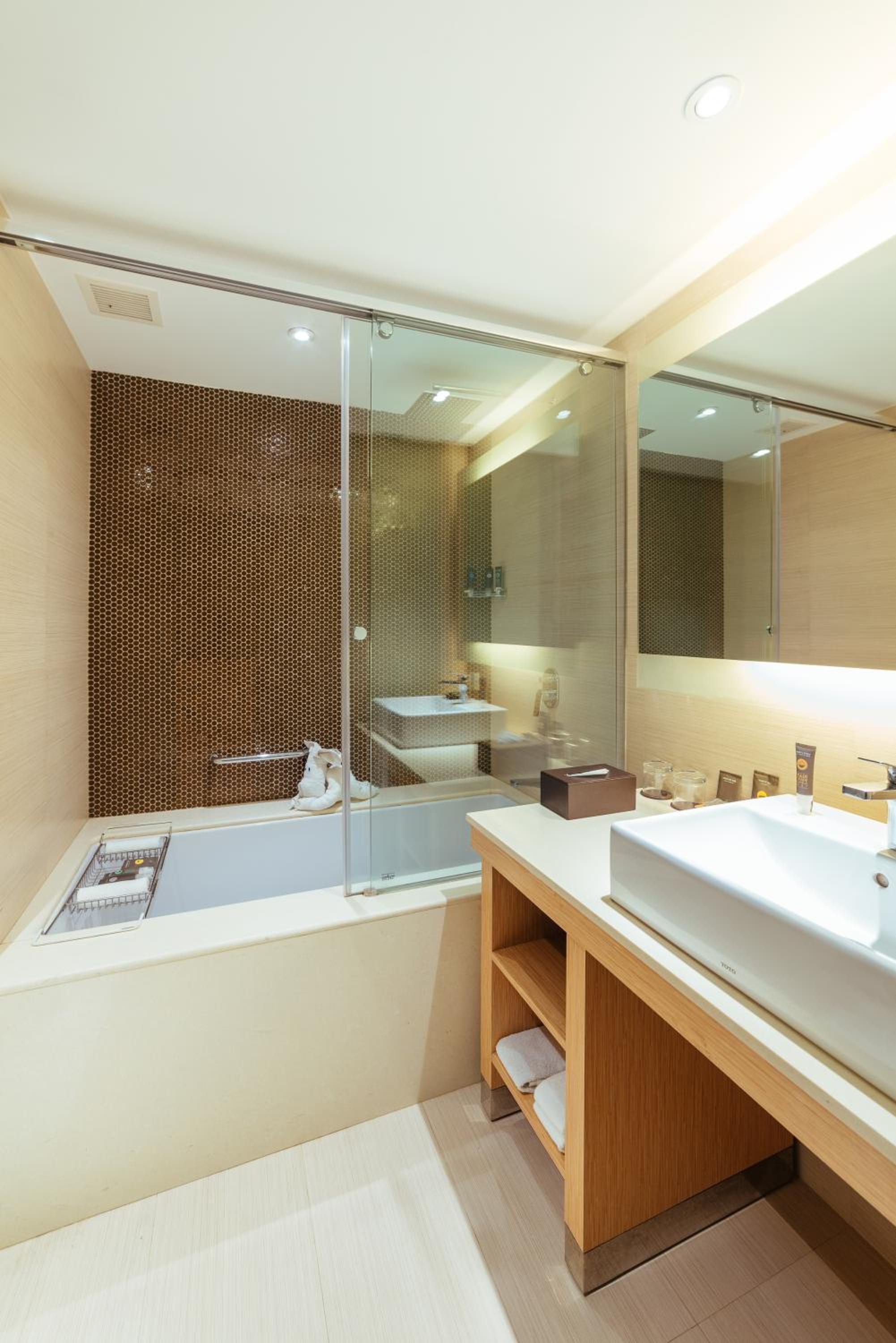 Junior Suite | Unlimited imported liquor at the Premium Lounge (6–8 pm), tea/coffee (10 am–10 pm), one-way airport transfer and 20% off on F&B, Laundry, Spa and Transport Junior Suite | Unlimited imported liquor at the Premium Lounge (6–8 pm), tea/coffee (10 am–10 pm), one-way airport transfer and 20% off on F&B, Laundry, Spa and Transport