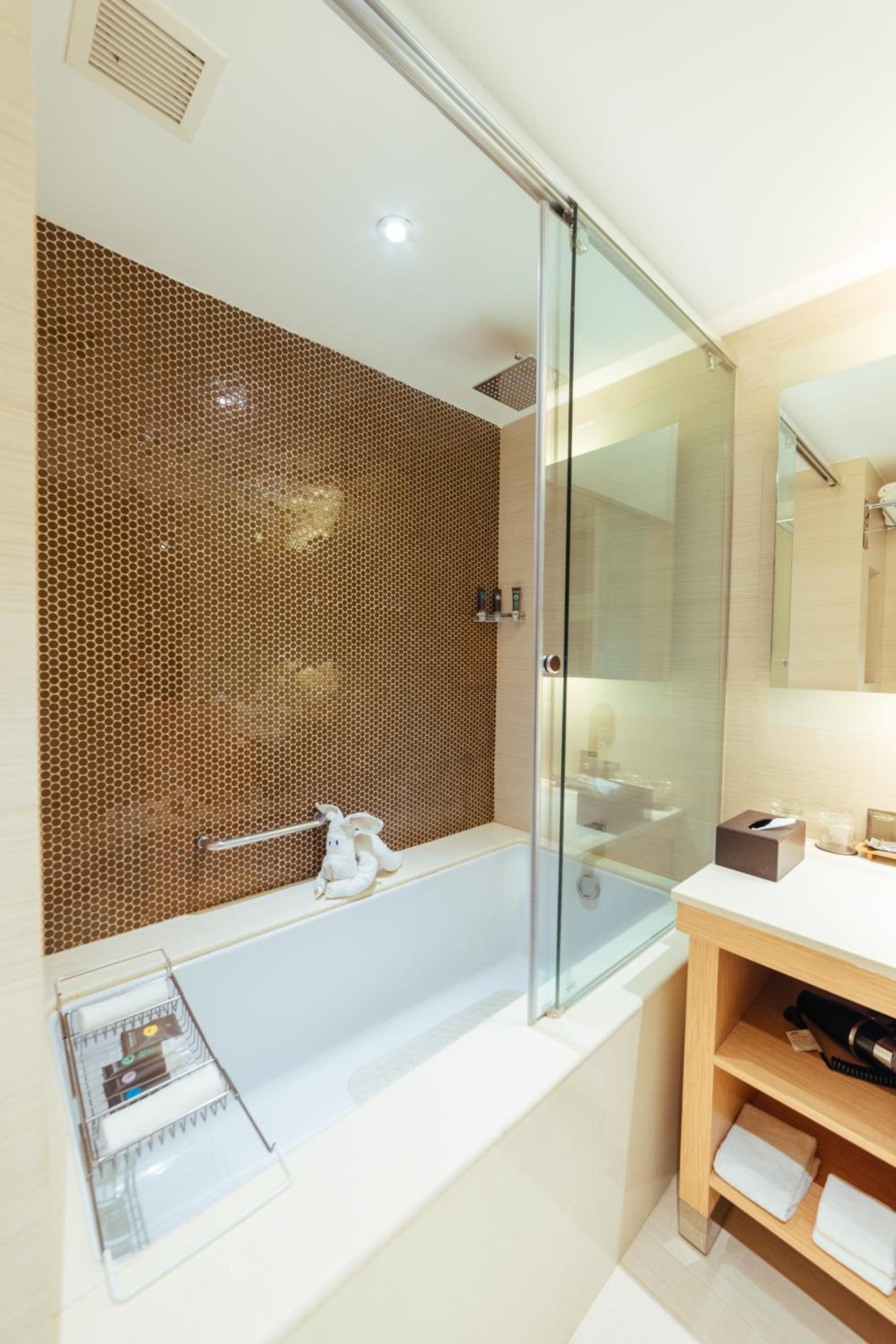 Junior Suite | Unlimited imported liquor at the Premium Lounge (6–8 pm), tea/coffee (10 am–10 pm), one-way airport transfer and 20% off on F&B, Laundry, Spa and Transport Junior Suite | Unlimited imported liquor at the Premium Lounge (6–8 pm), tea/coffee (10 am–10 pm), one-way airport transfer and 20% off on F&B, Laundry, Spa and Transport