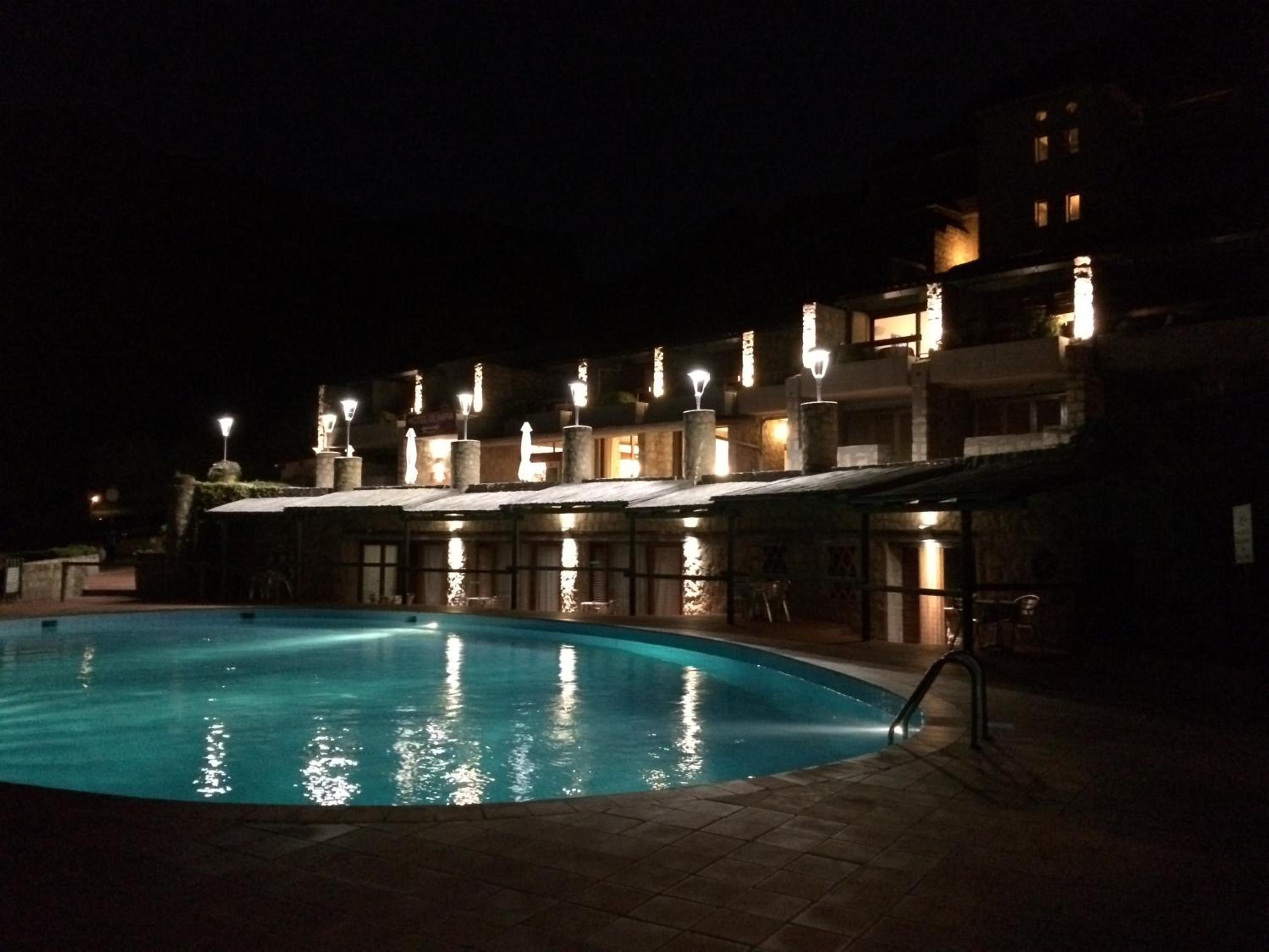 Double or Twin Room with Pool View - Photo 9