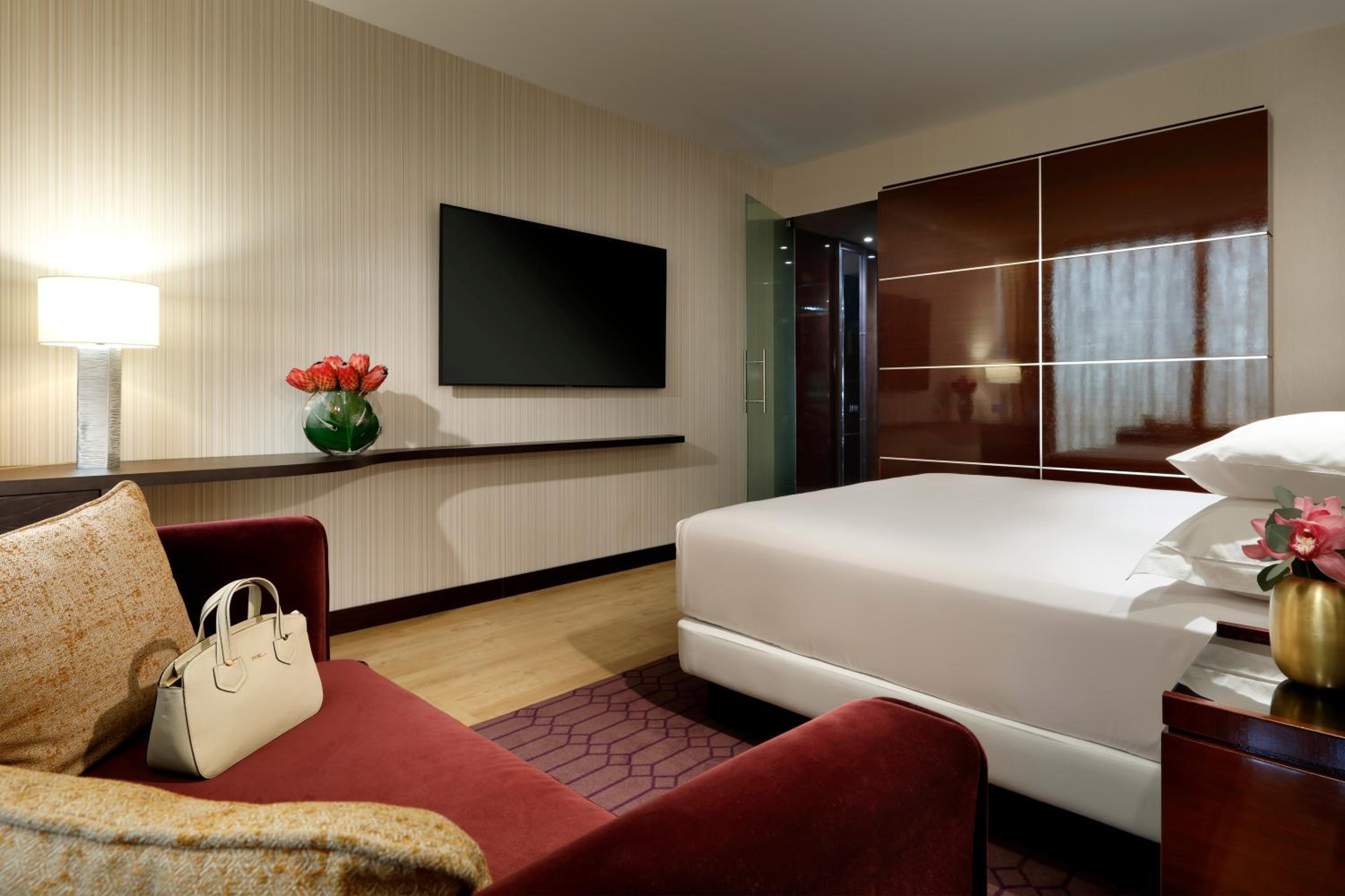 King Room with City View thumbnail 6
