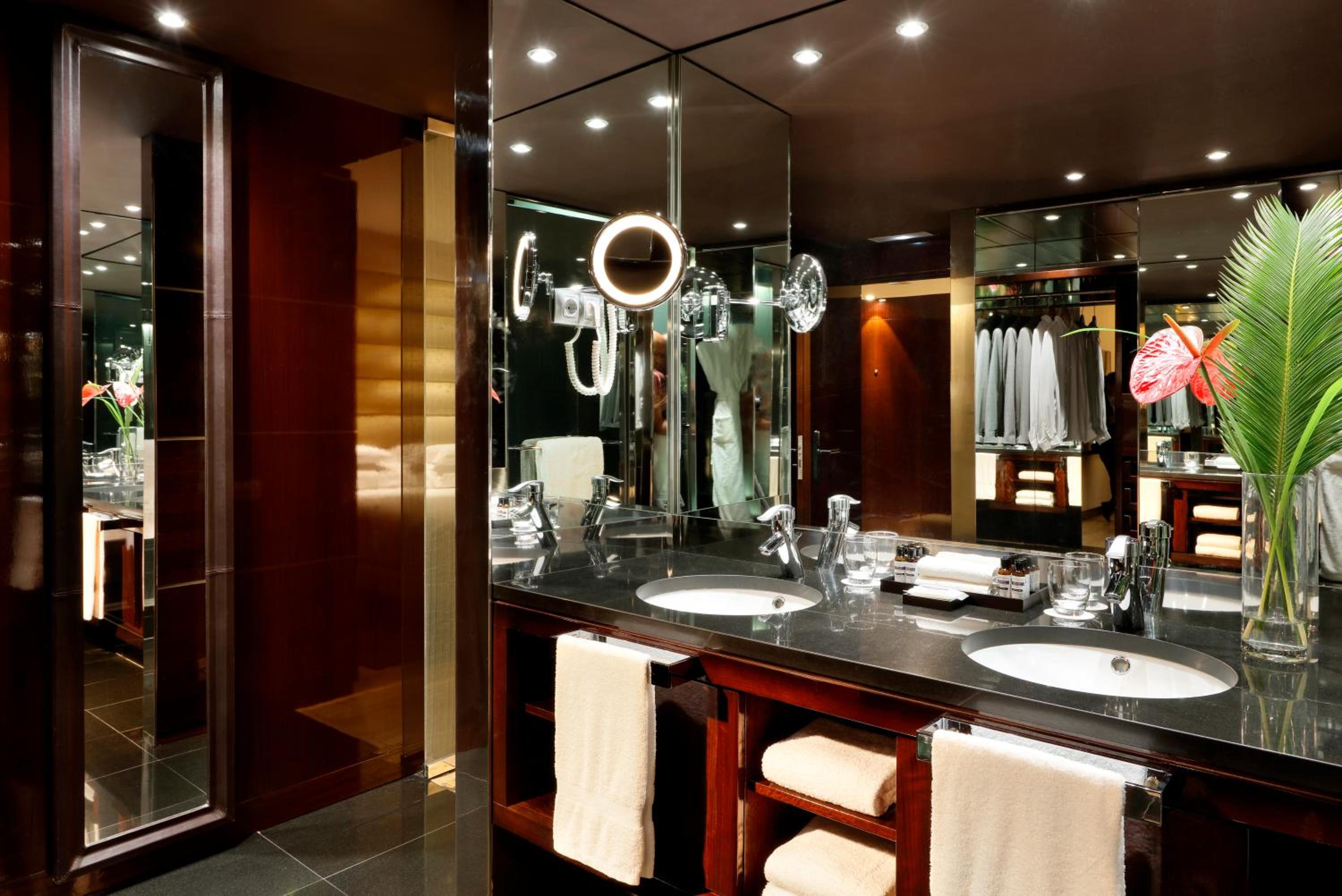 Deluxe Family Room with Panoramic View - High Floor thumbnail 5