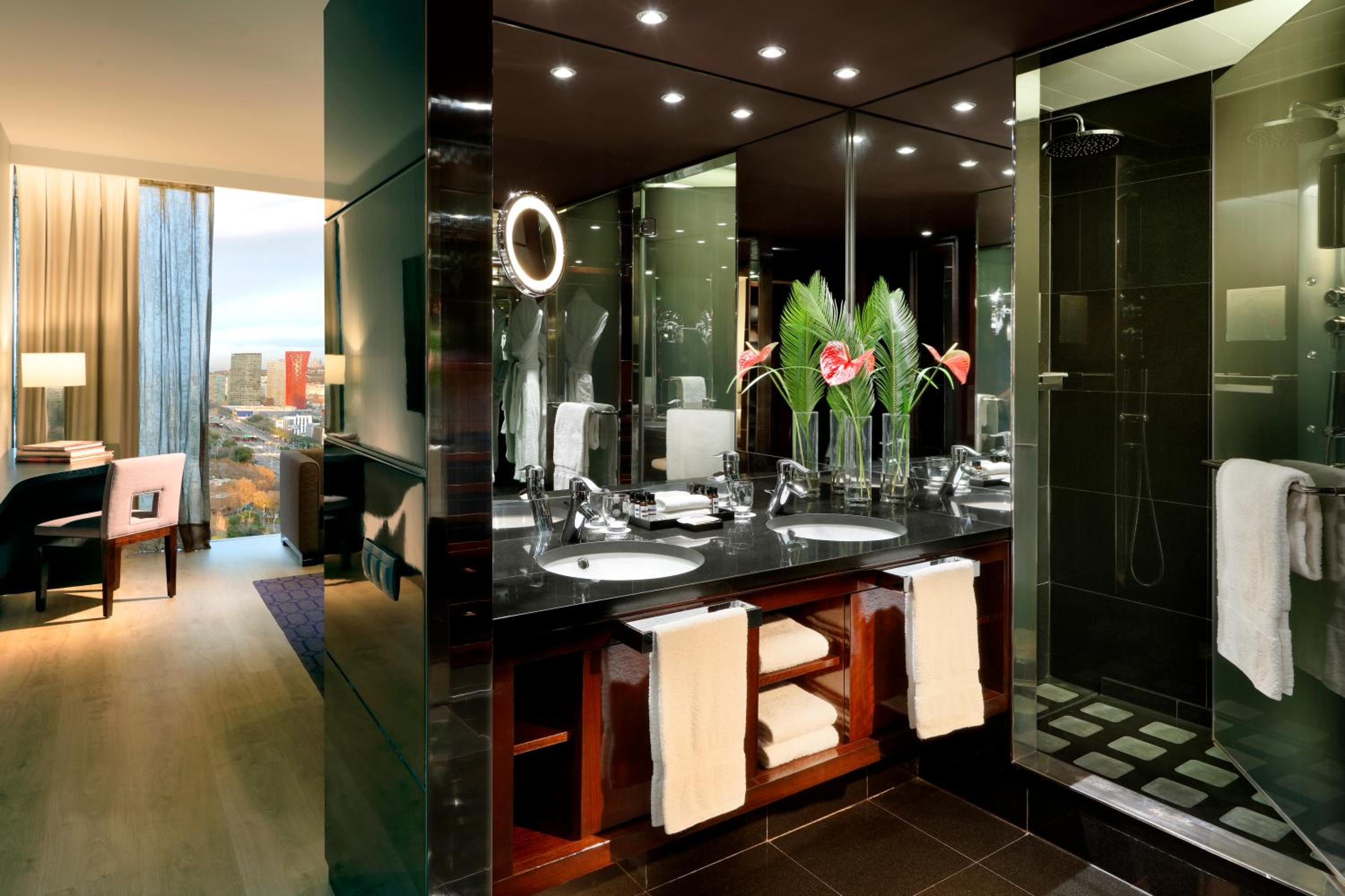 Deluxe King Room with City View - High Floor/Club Access
