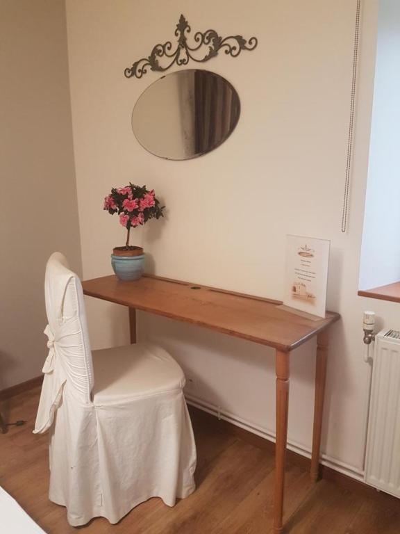 Double Room with Private Bathroom - Photo 1