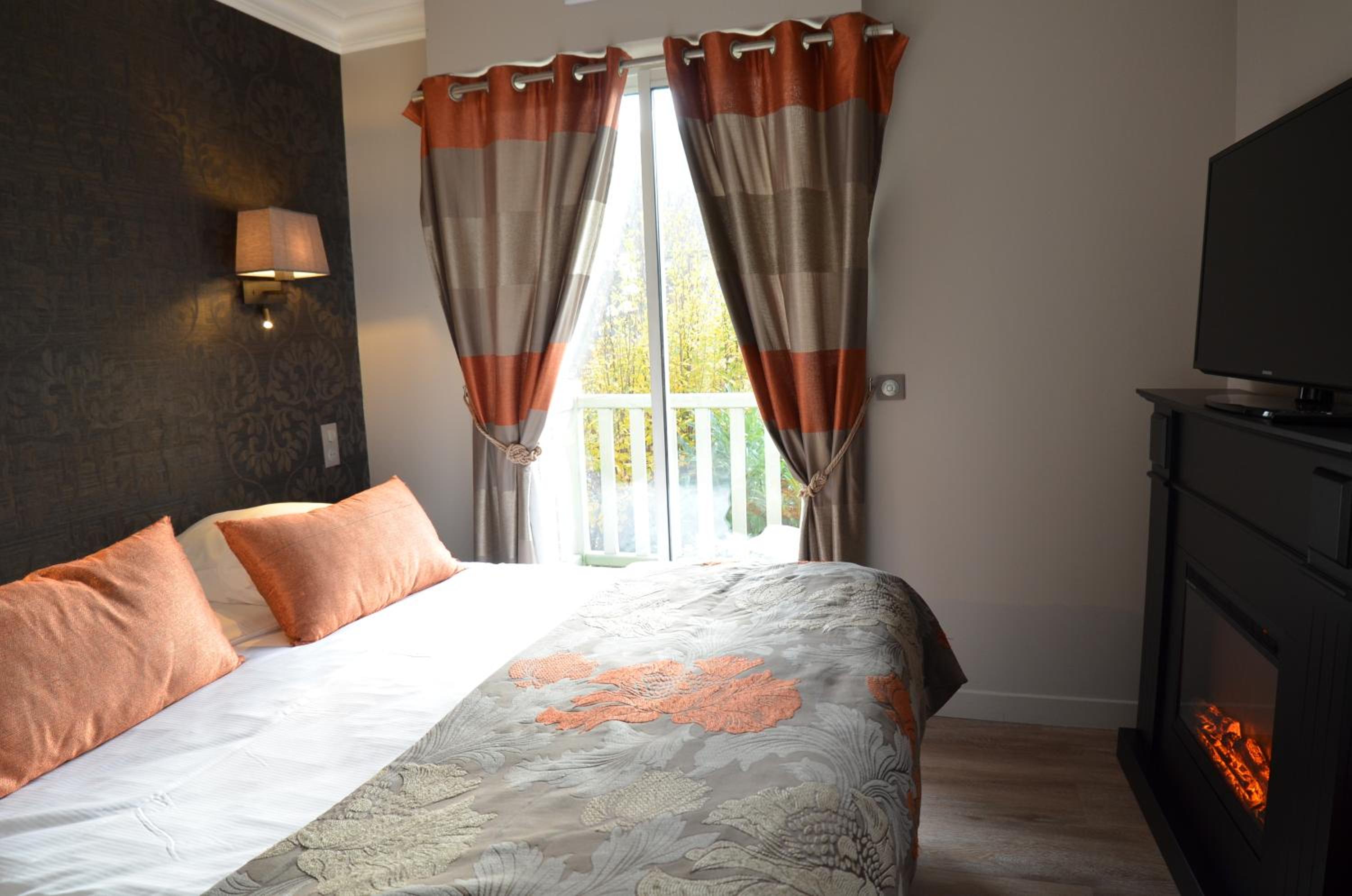 Balneo or Bathtub Room with Lounge photo 3