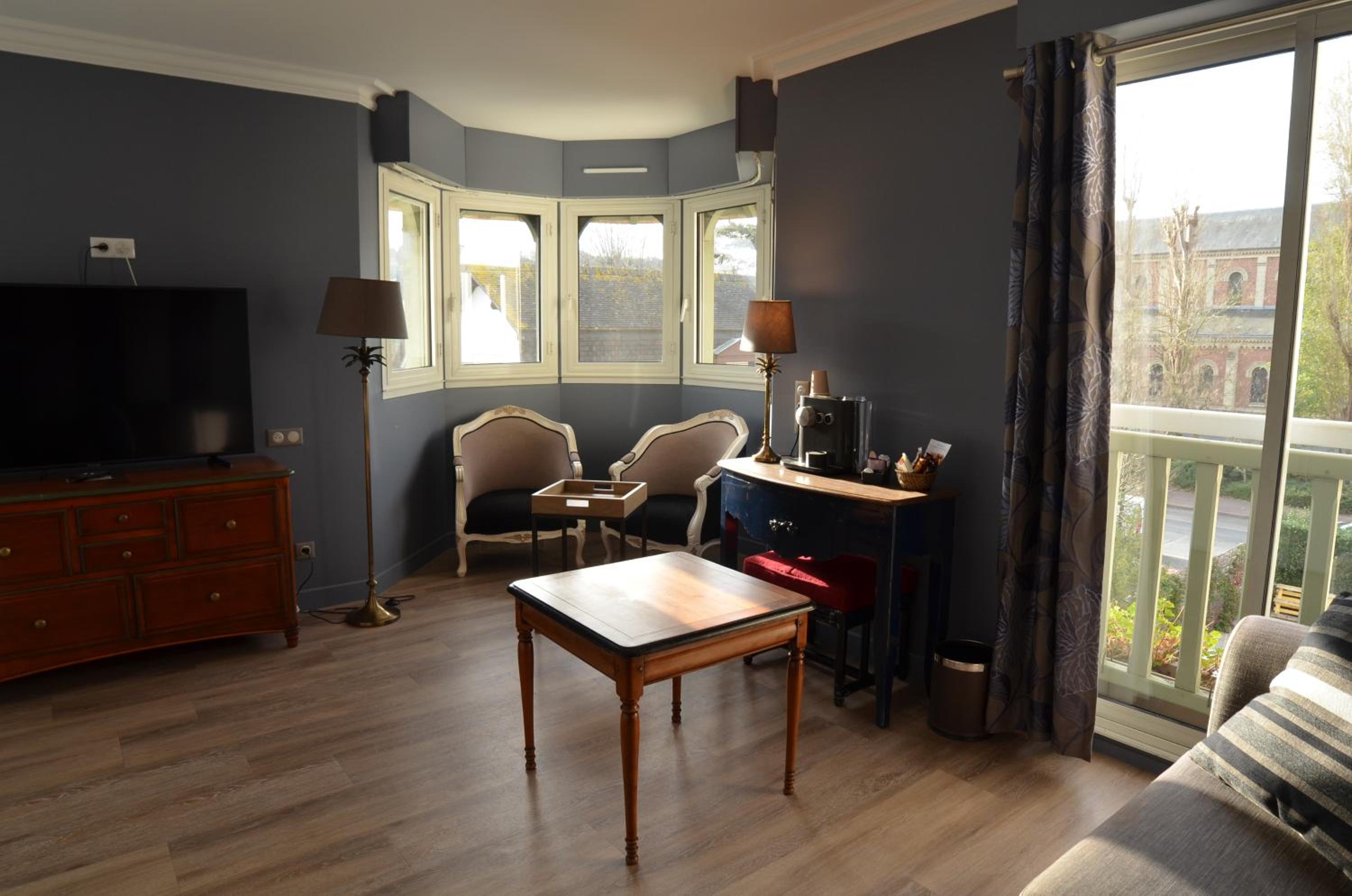 Balneo or Bathtub Room with Lounge photo 2