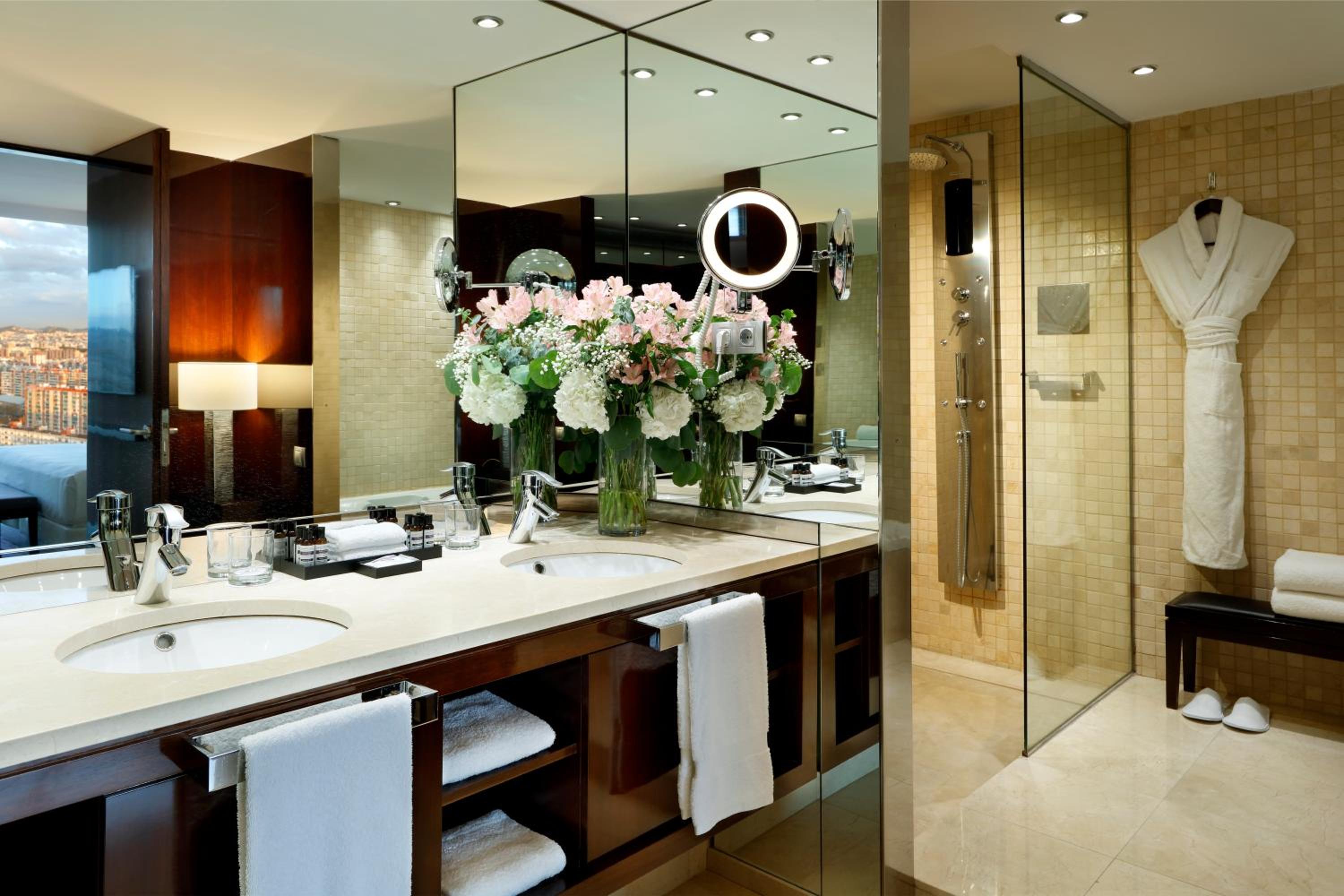 Executive King Suite with City View thumbnail 6