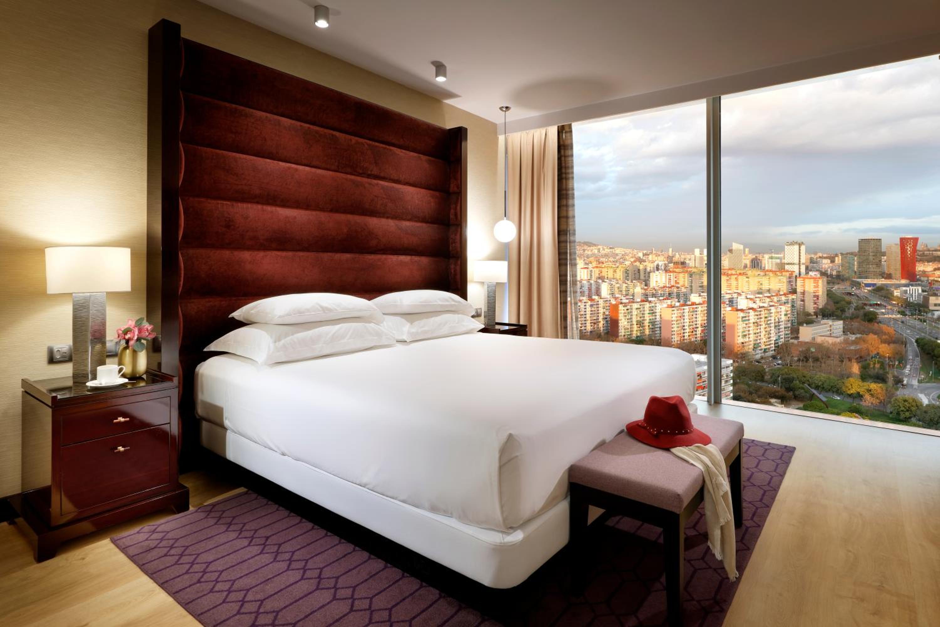 Deluxe Executive King Suite with City View - High Floor thumbnail 6