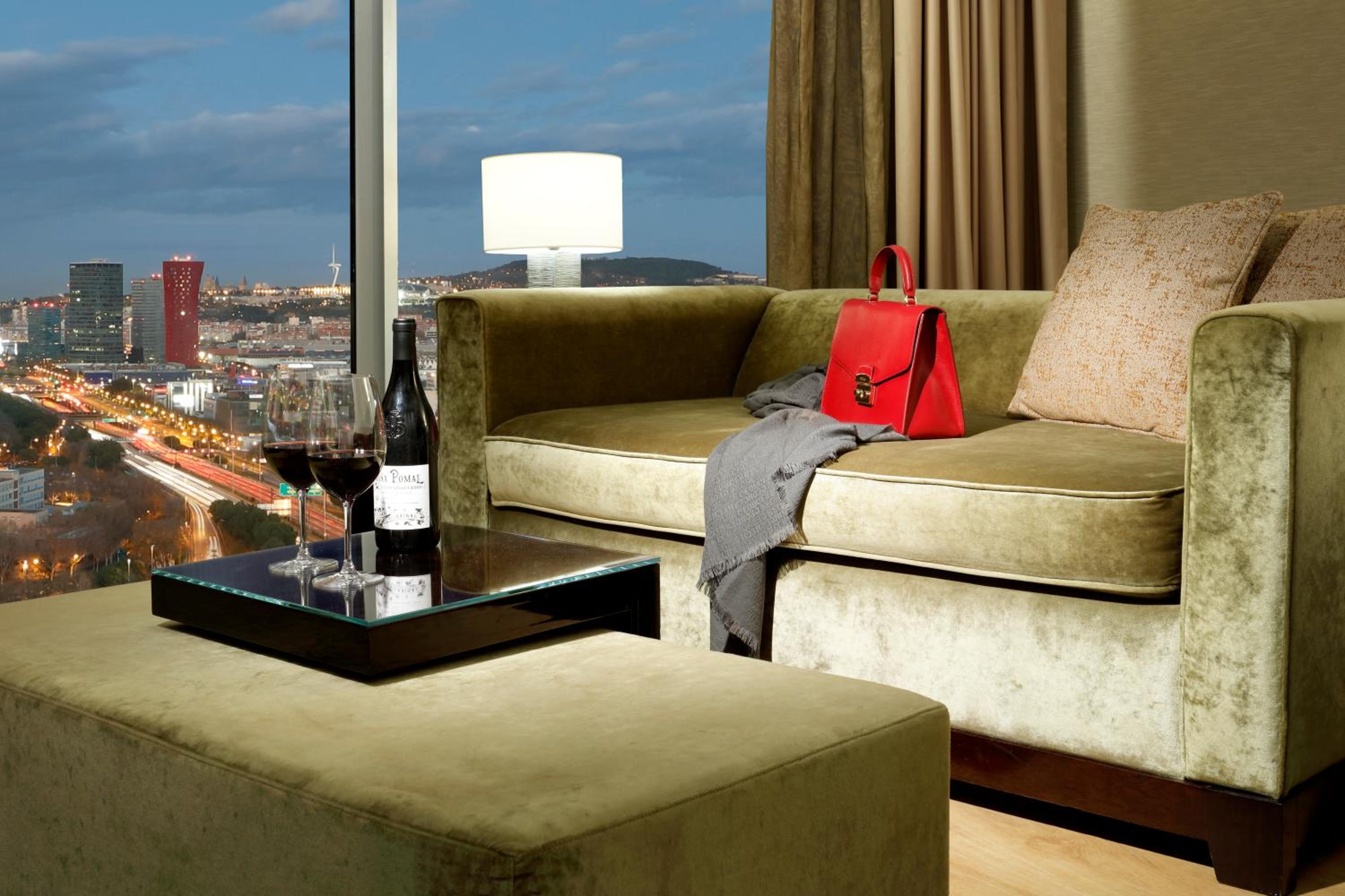 Executive King Suite with City View thumbnail 5