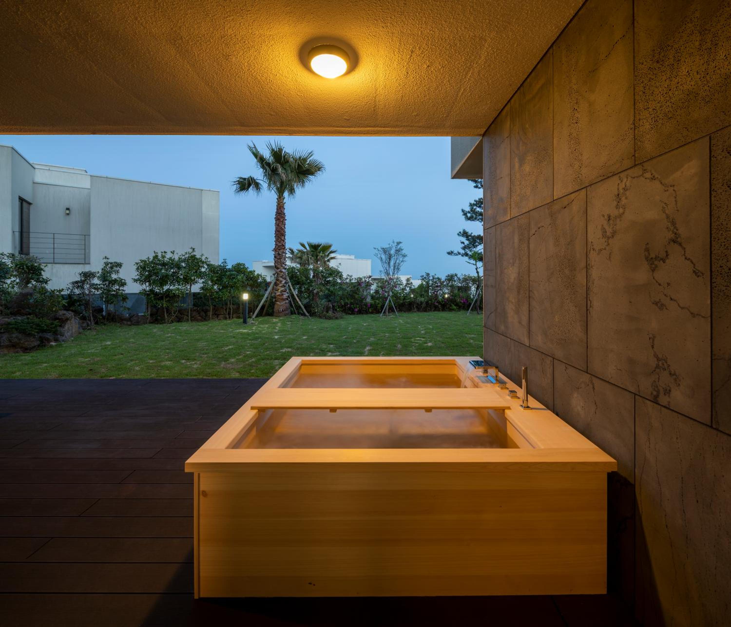Atrium - Photo 18