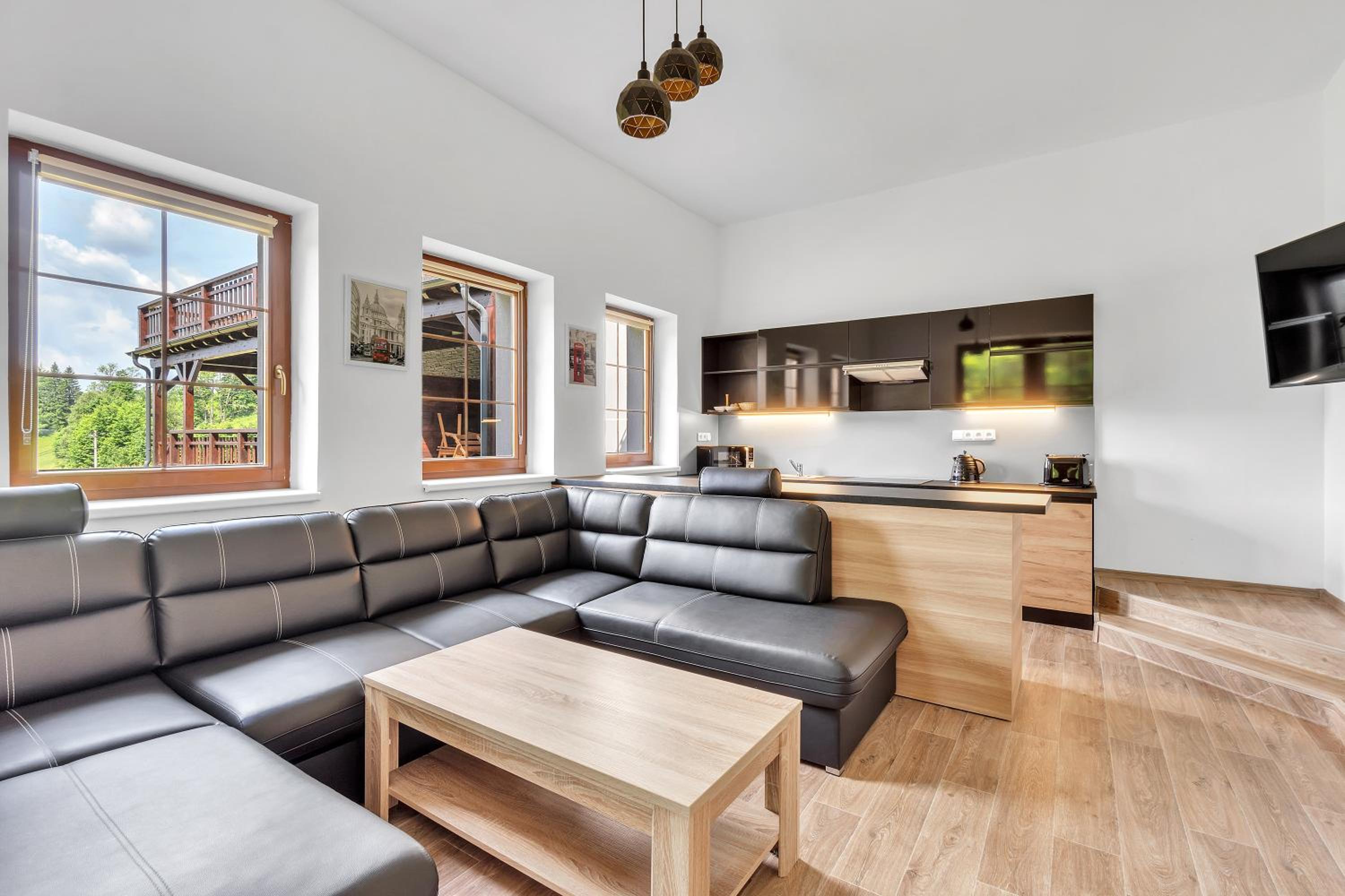 Deluxe Suite with Hot Tub and Sauna photo 2