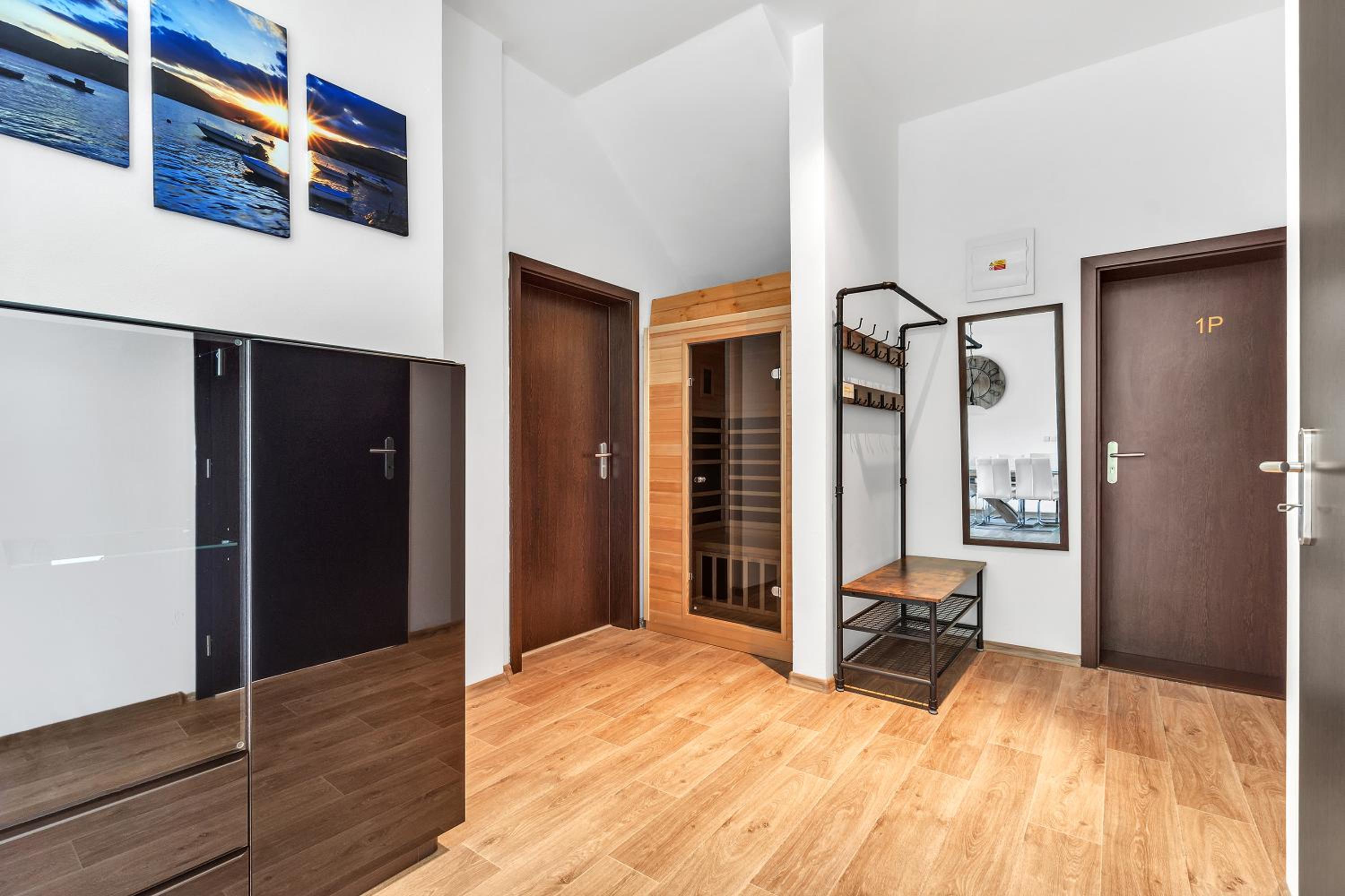 Deluxe Suite with Hot Tub and Sauna photo 1