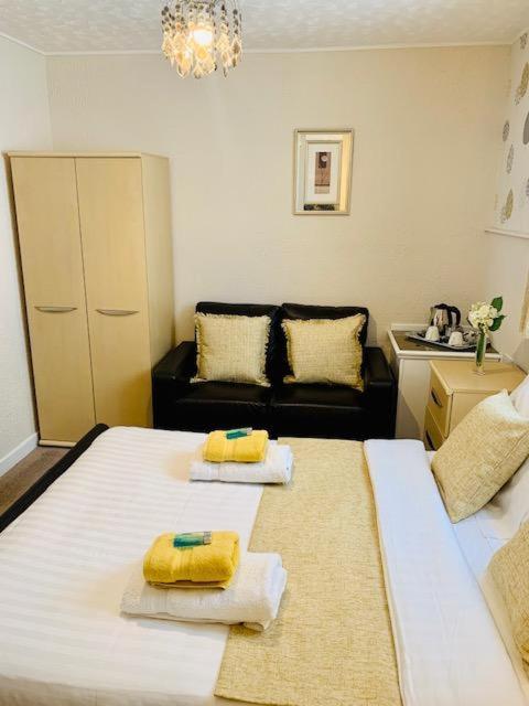 Deluxe Double Room with Shower - Photo 10
