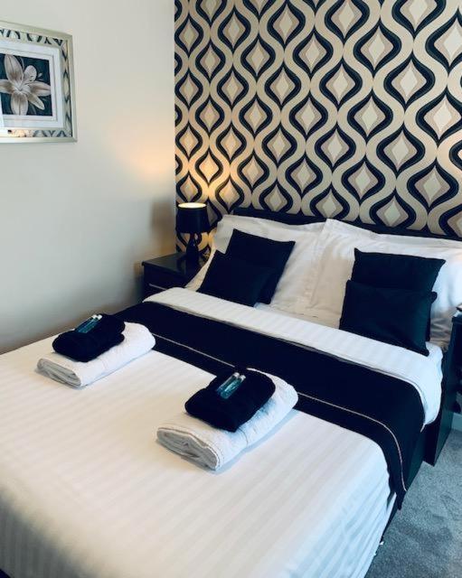 Deluxe Double Room with Shower - Photo 9
