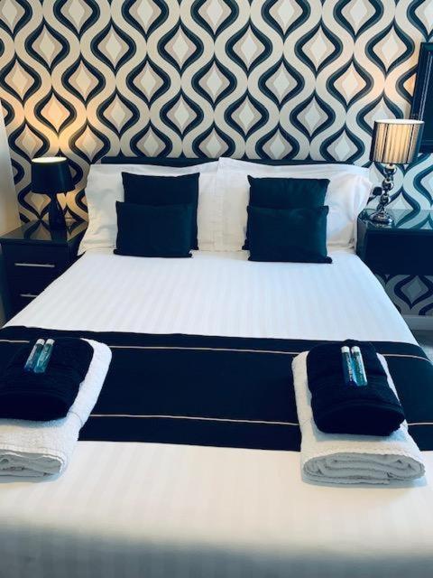 Deluxe Double Room with Shower - Photo 11