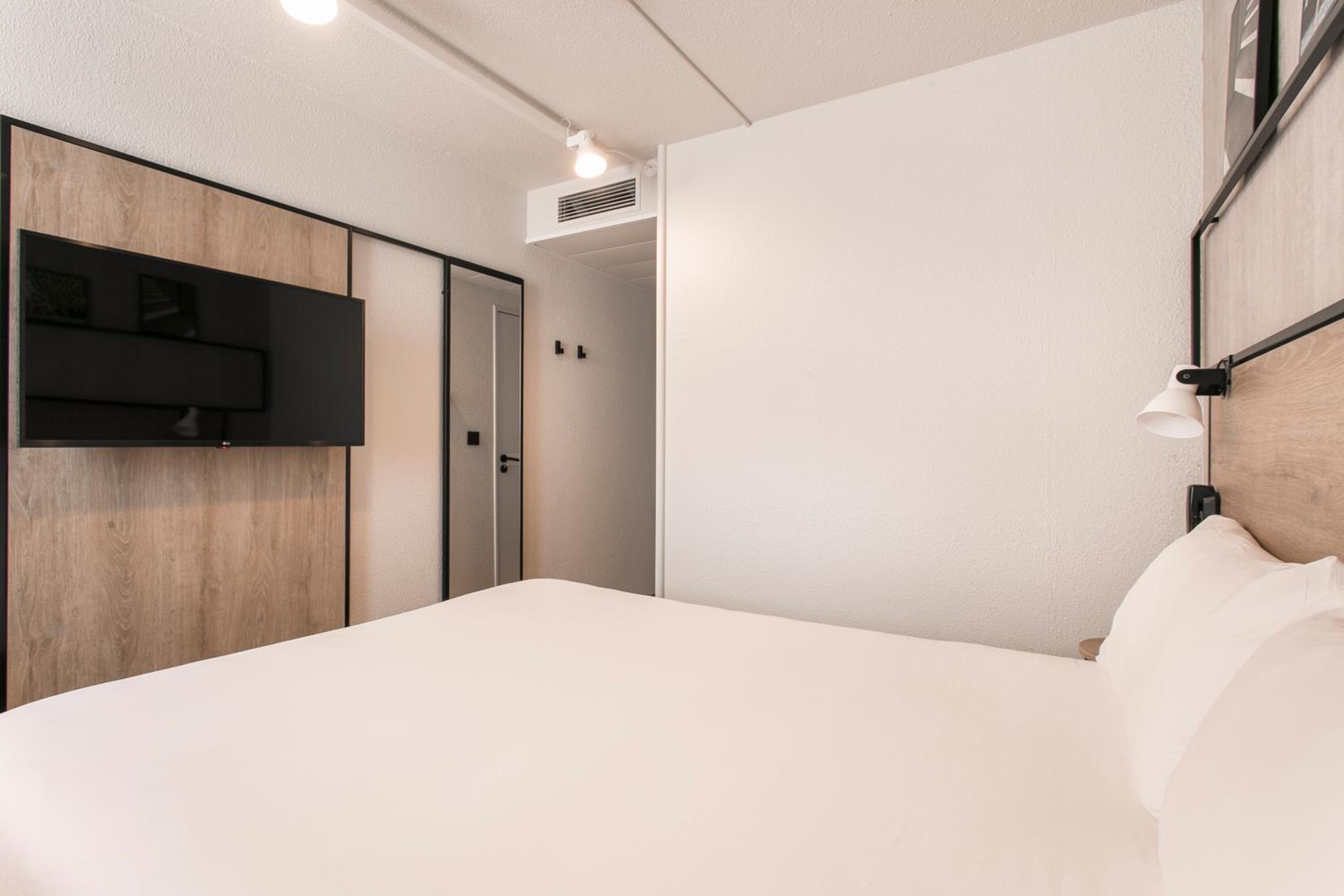 Standard Double Room - Photo 13