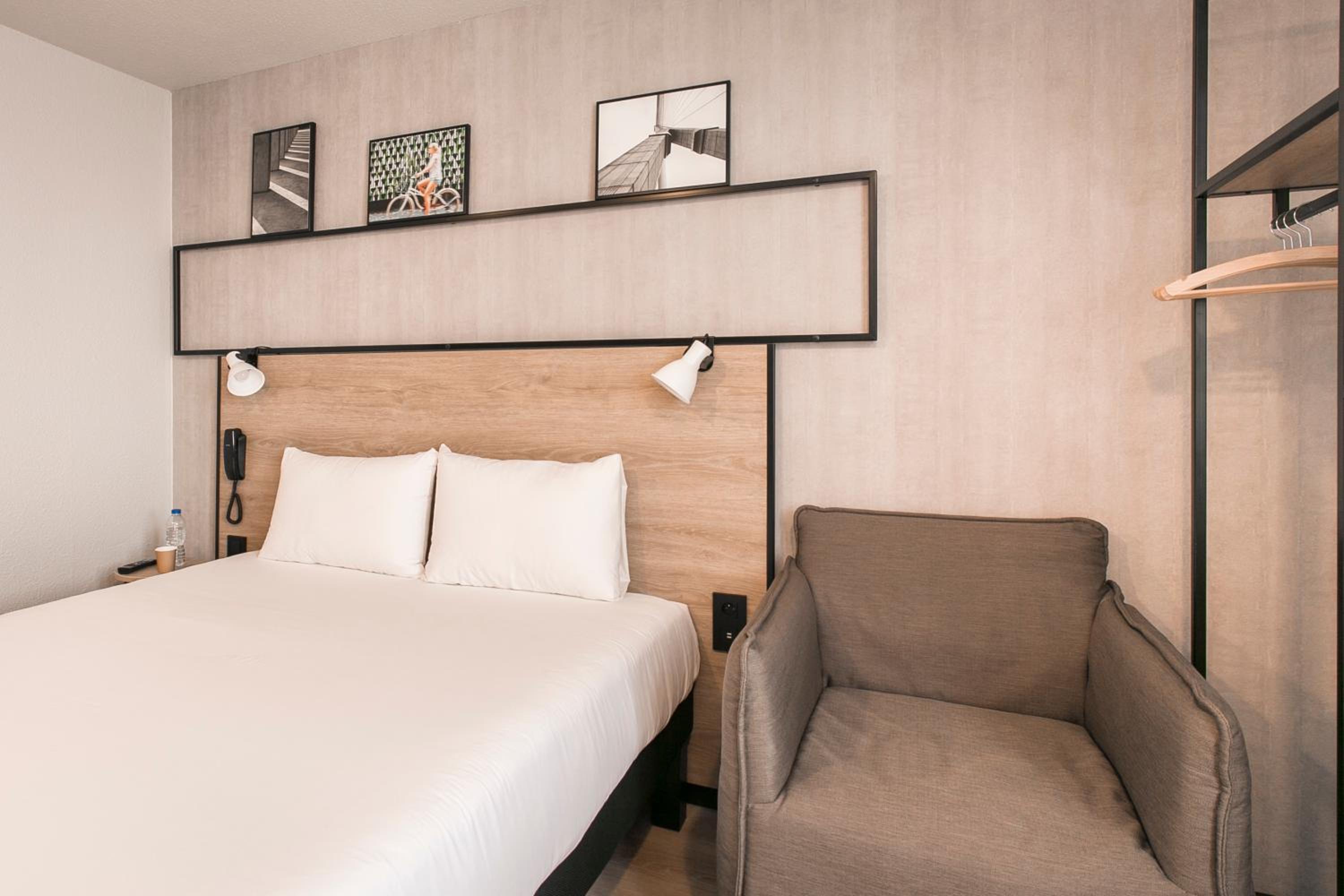 Standard Room with One Double Bed and One Sofa Bed - Photo 15