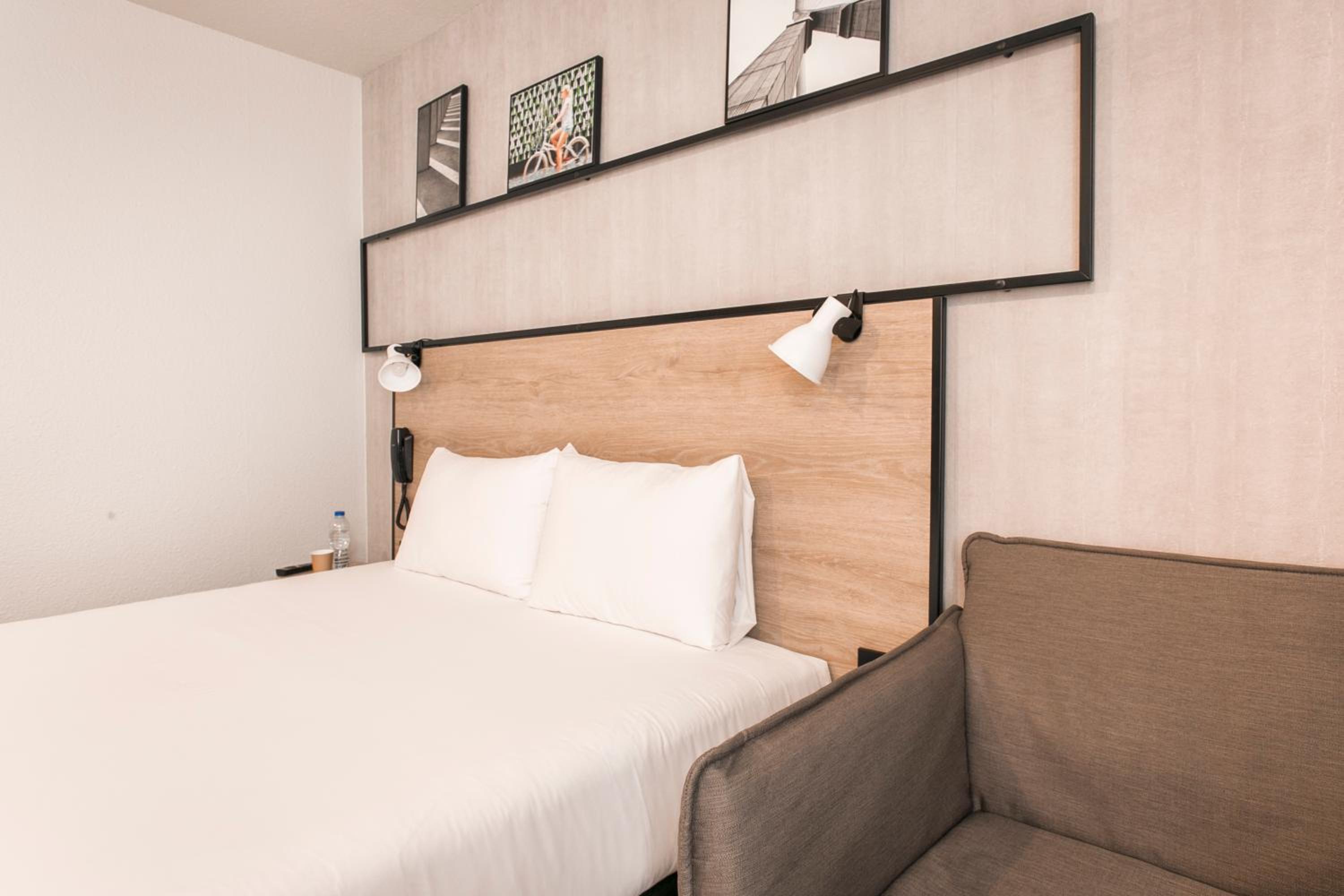 Standard Room with One Double Bed and One Sofa Bed - Photo 11