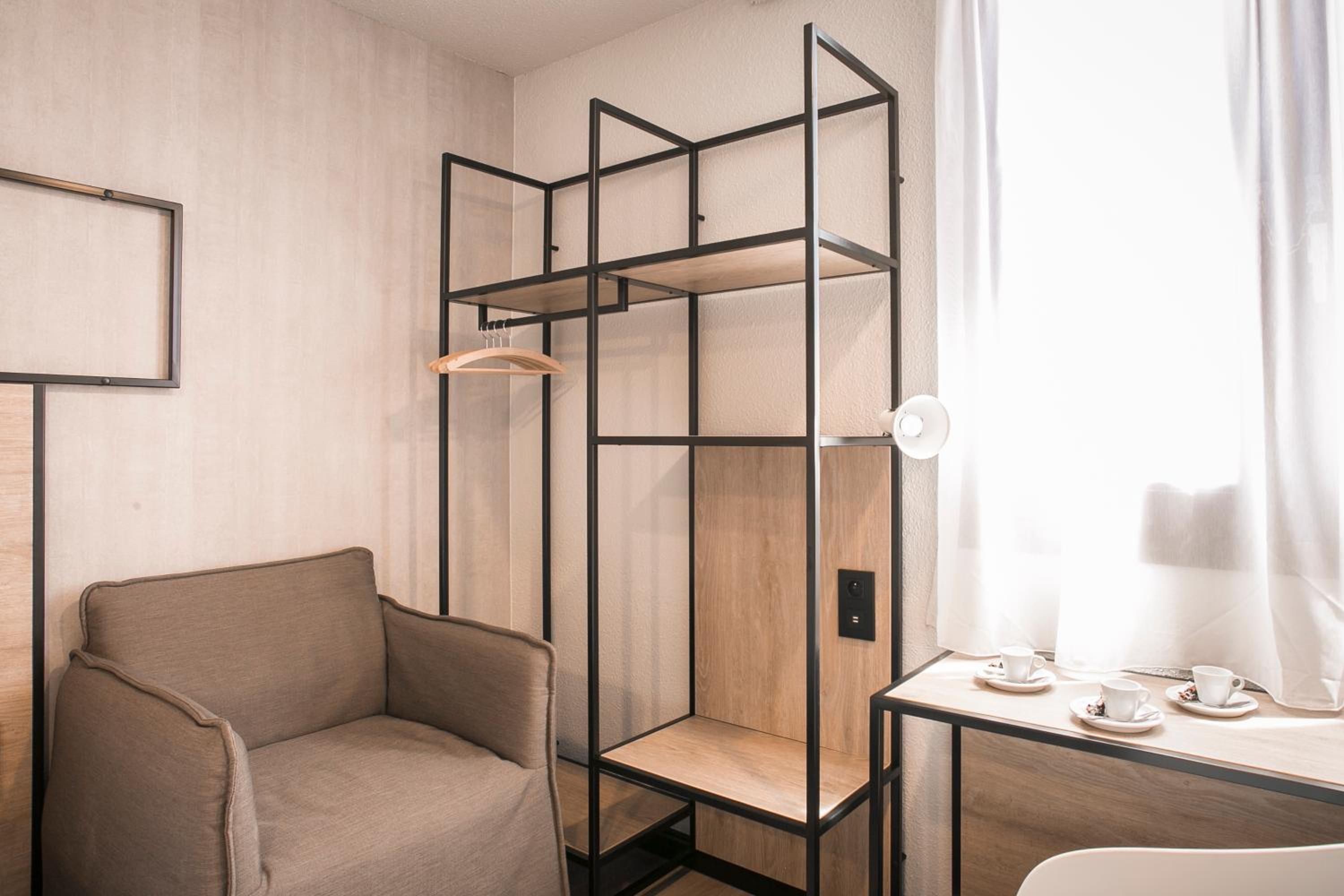 Standard Room with One Double Bed and One Sofa Bed - Photo 13