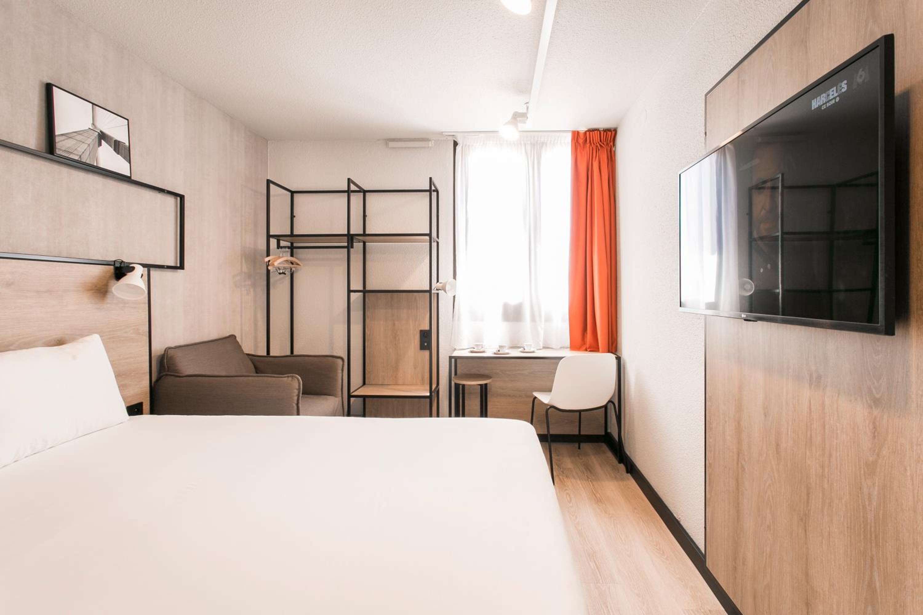 Standard Room with One Double Bed and One Sofa Bed - Photo 10