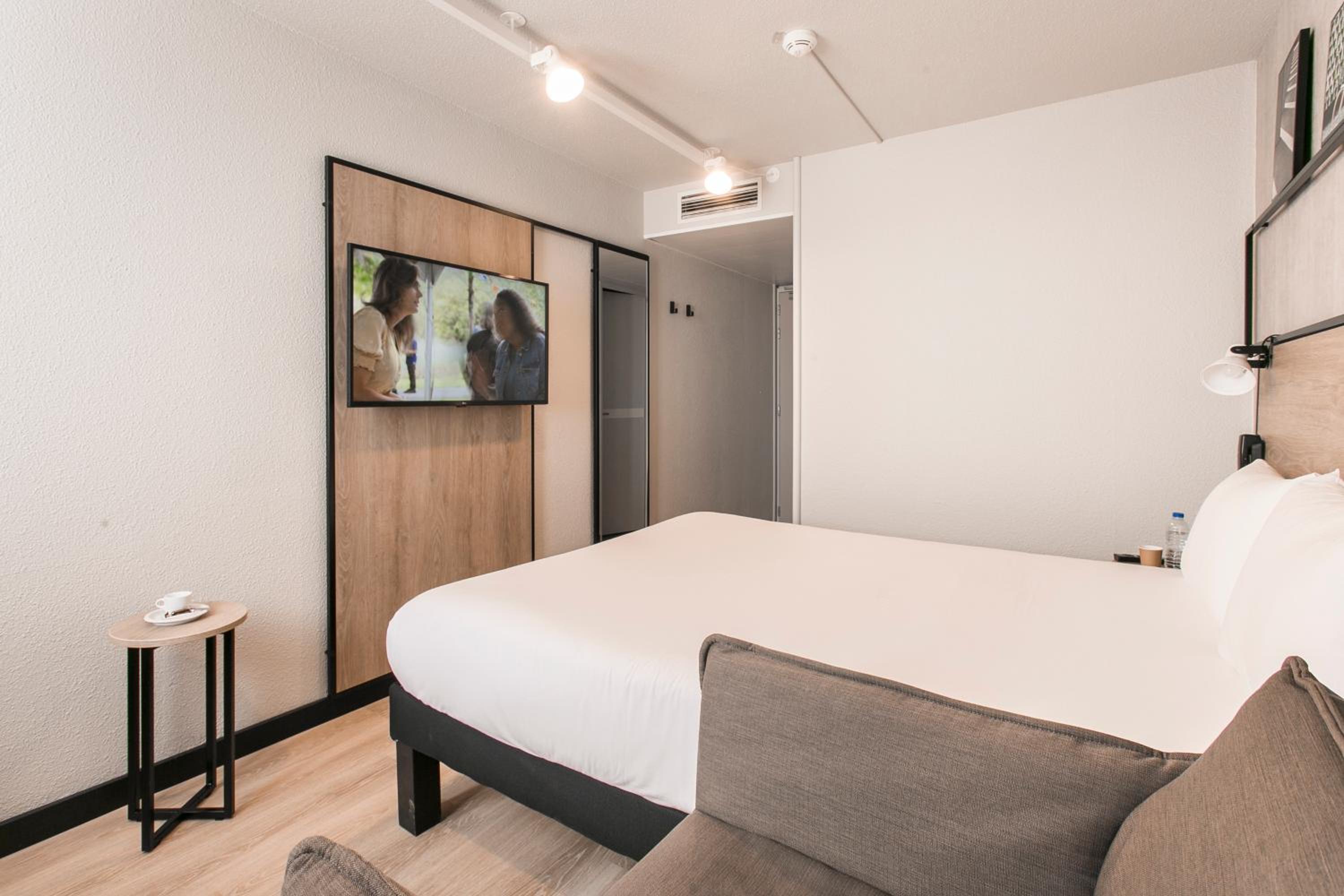 Standard Room with One Double Bed and One Sofa Bed - Photo 14
