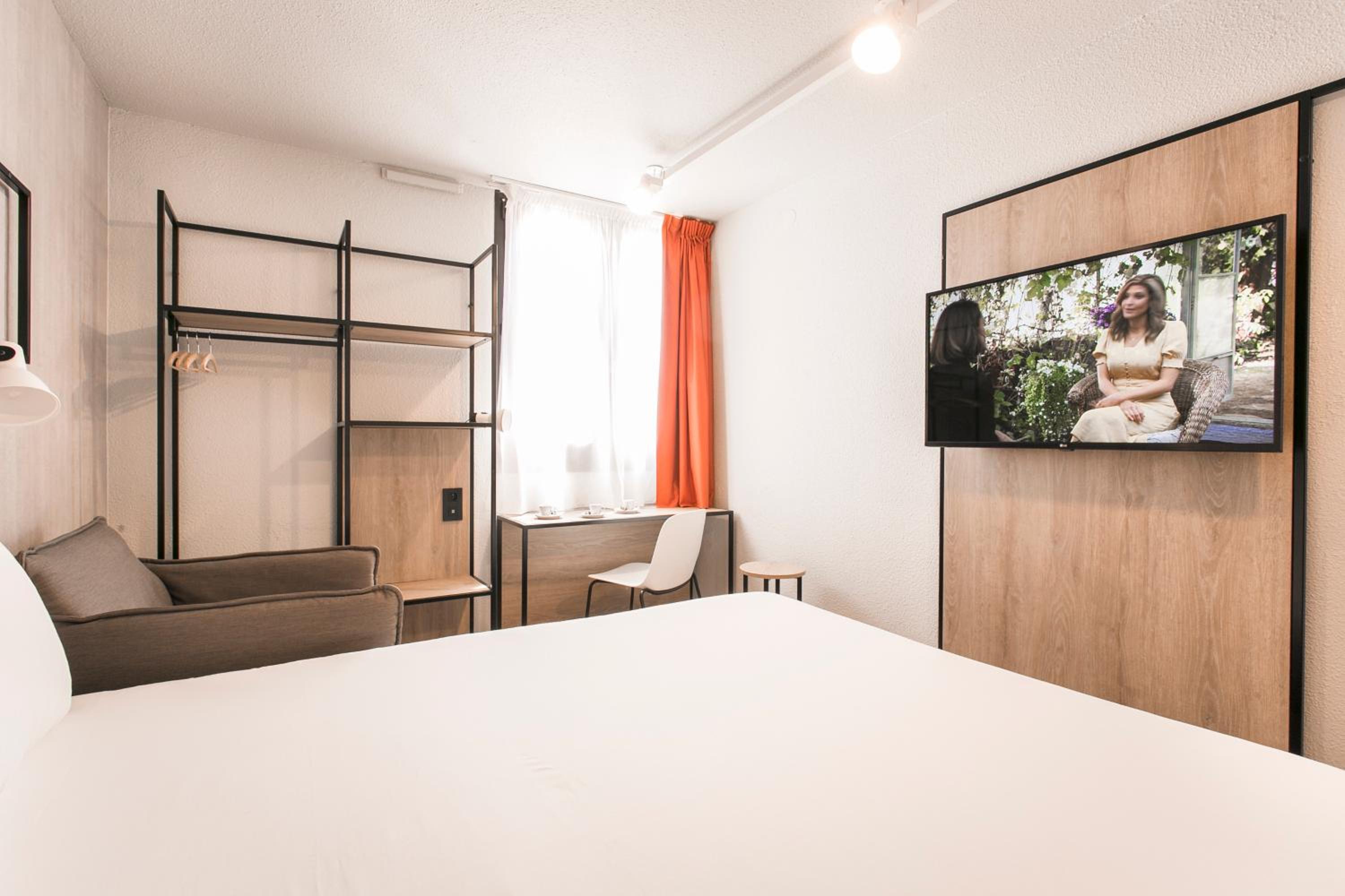 Standard Room with One Double Bed and One Sofa Bed - Photo 9