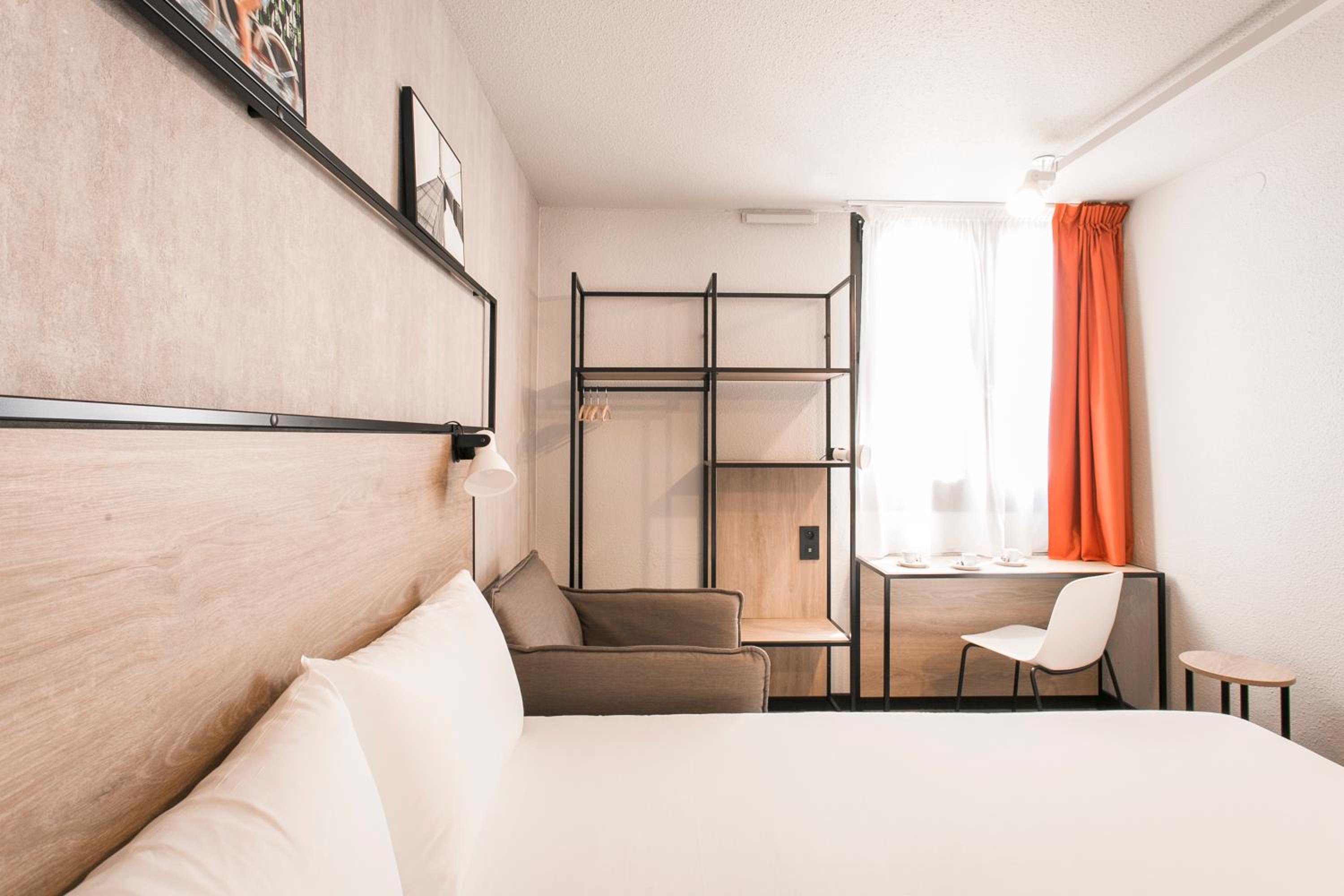 Standard Room with One Double Bed and One Sofa Bed - Photo 8