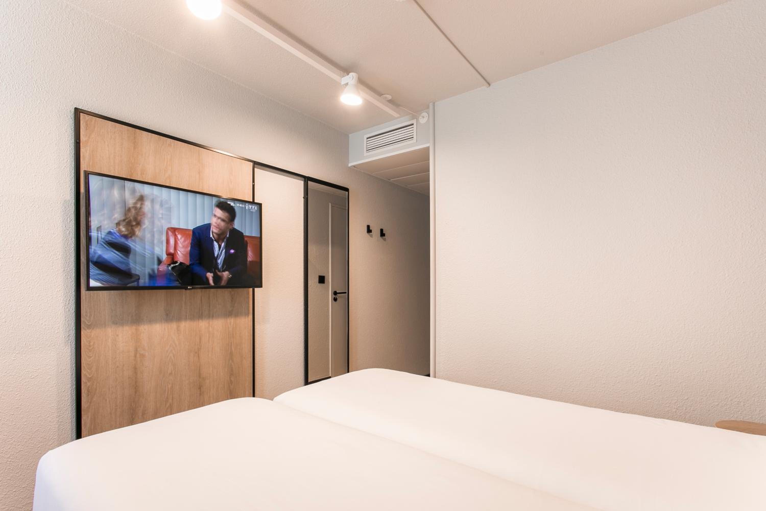 Standard Twin Room - Photo 6