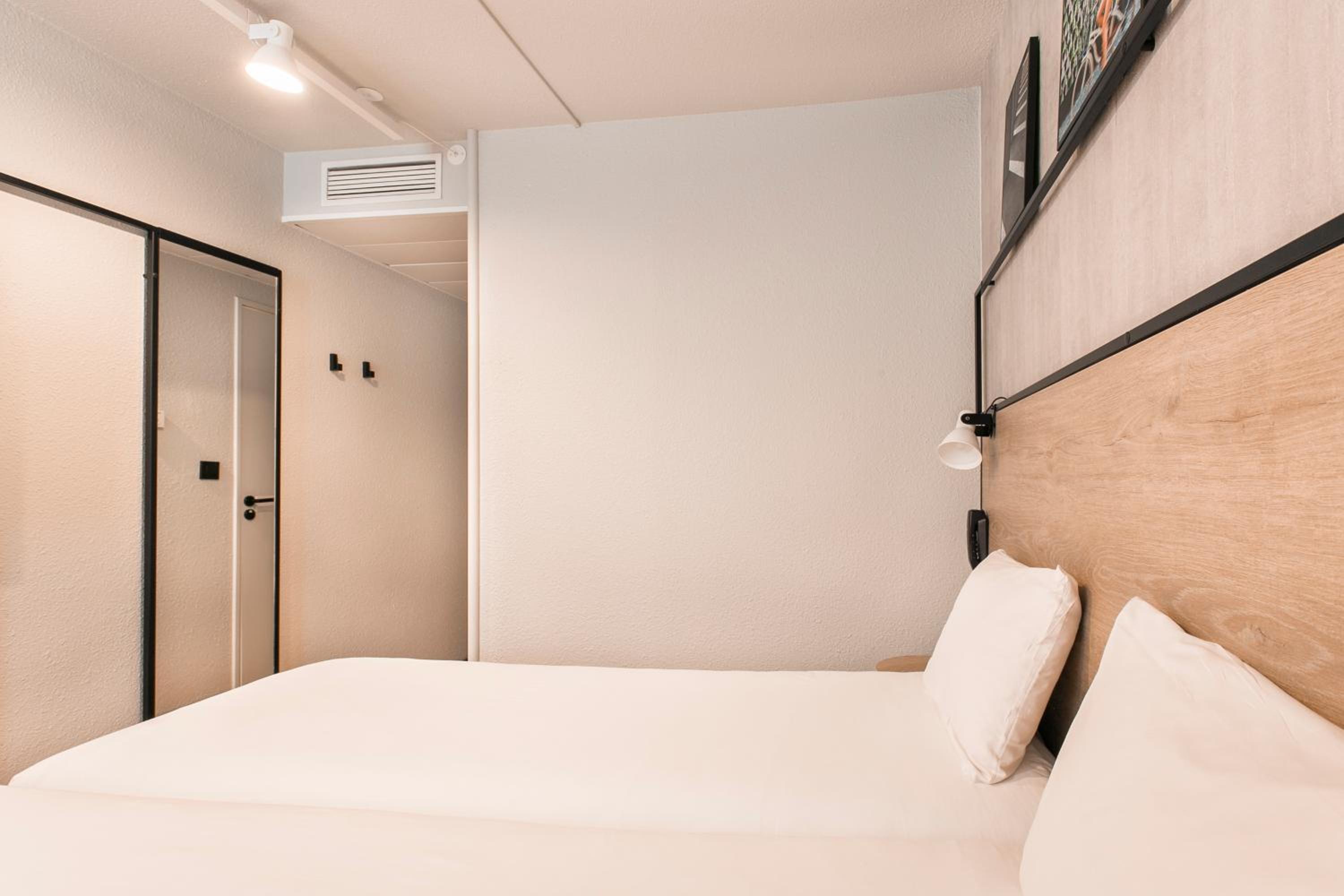 Standard Twin Room - Photo 4