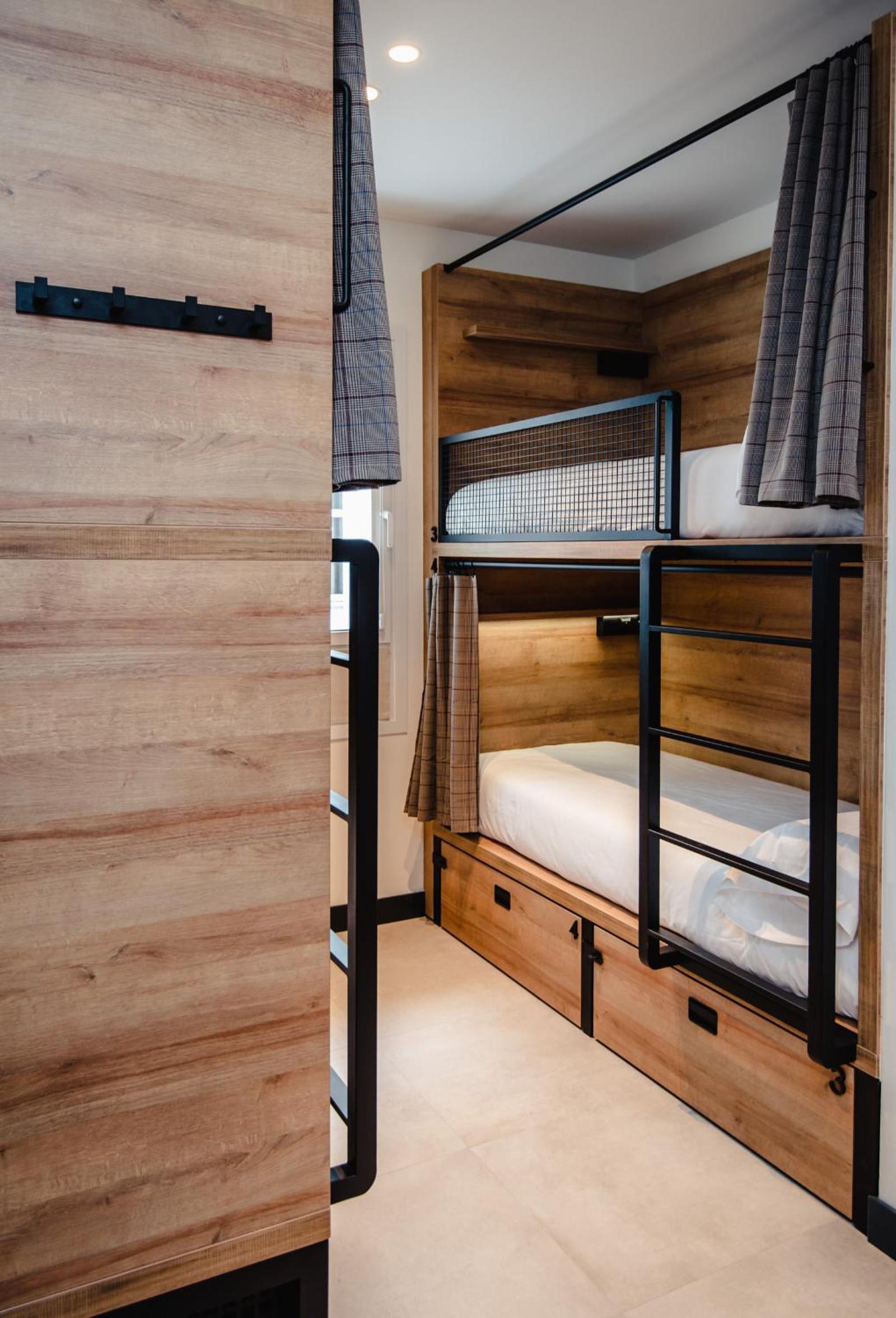 6-Bed Mixed Dormitory Room photo 3