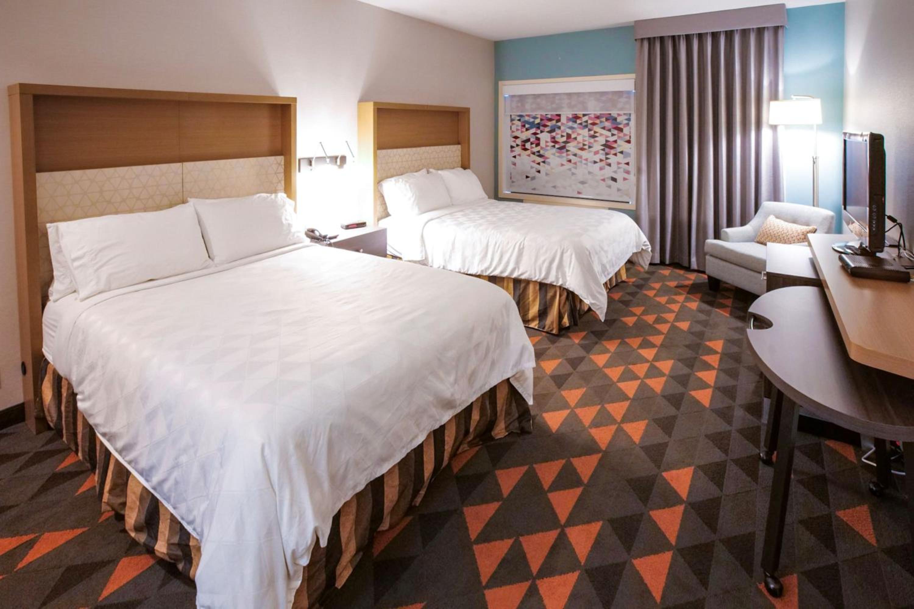 One-Bedroom Suite with Two Queen Beds and Lake View - Photo 1