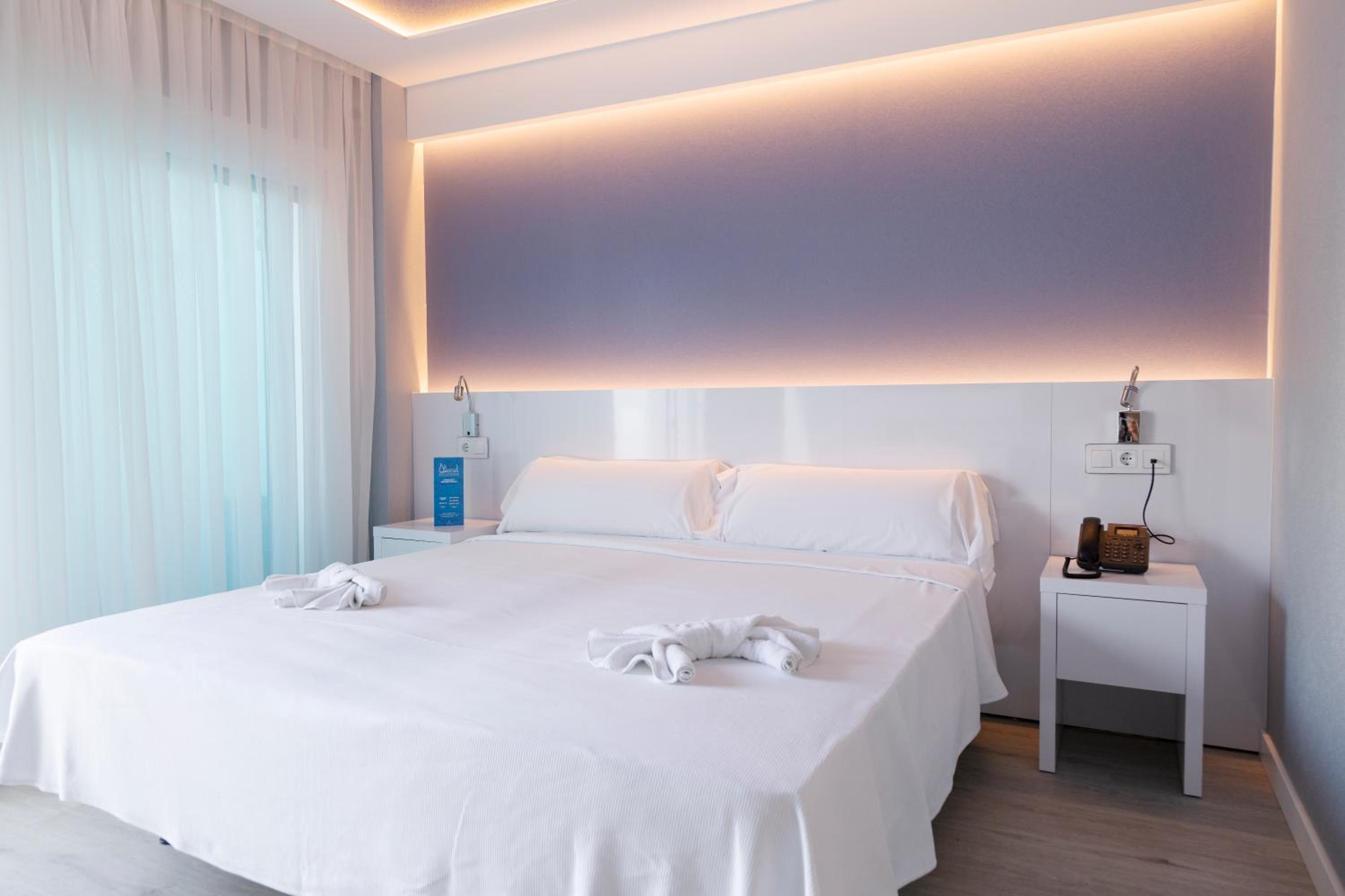 Double Room with Pool View (ADULTS ONLY) - Photo 17