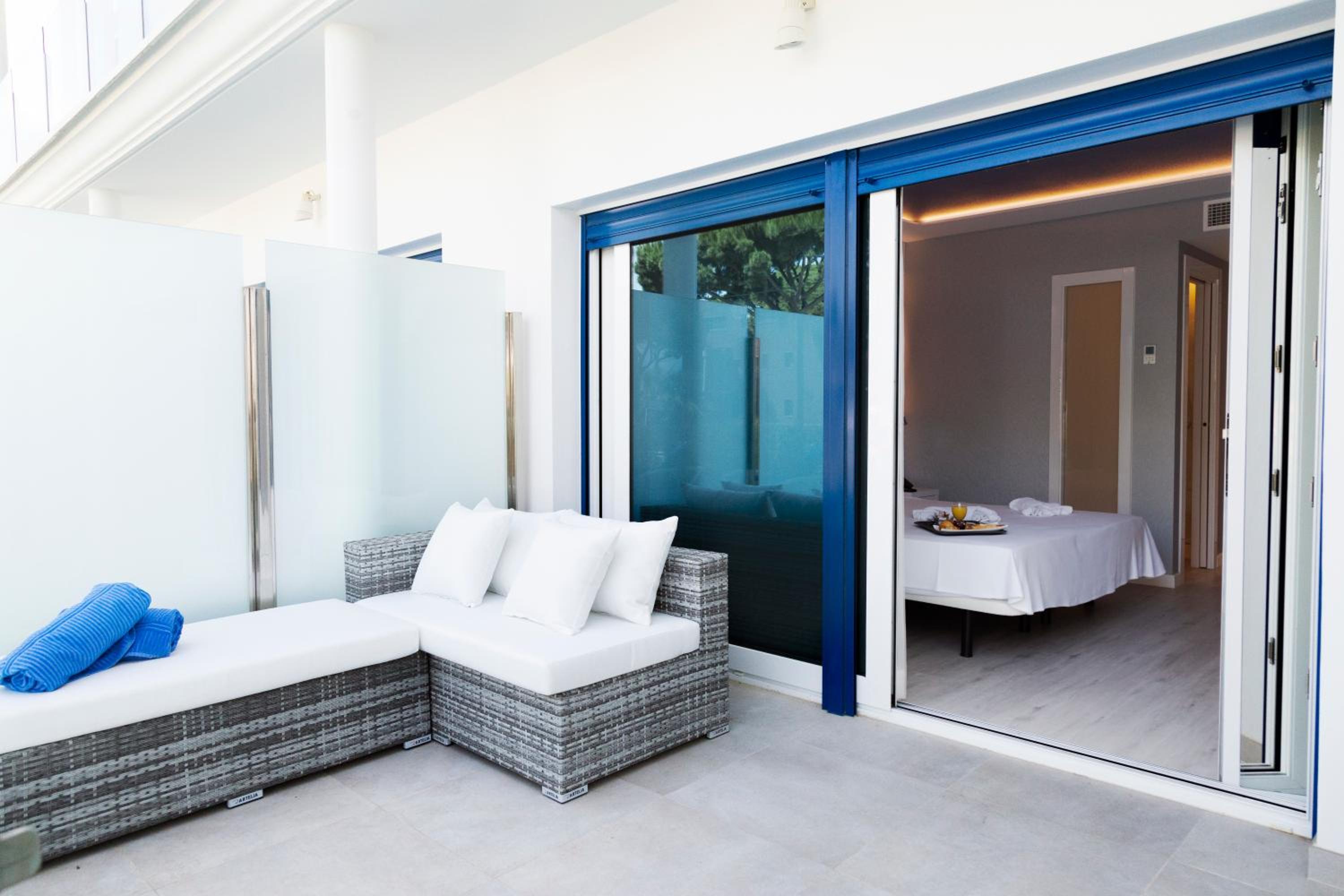 Double Room with Pool View (ADULTS ONLY) - Photo 14