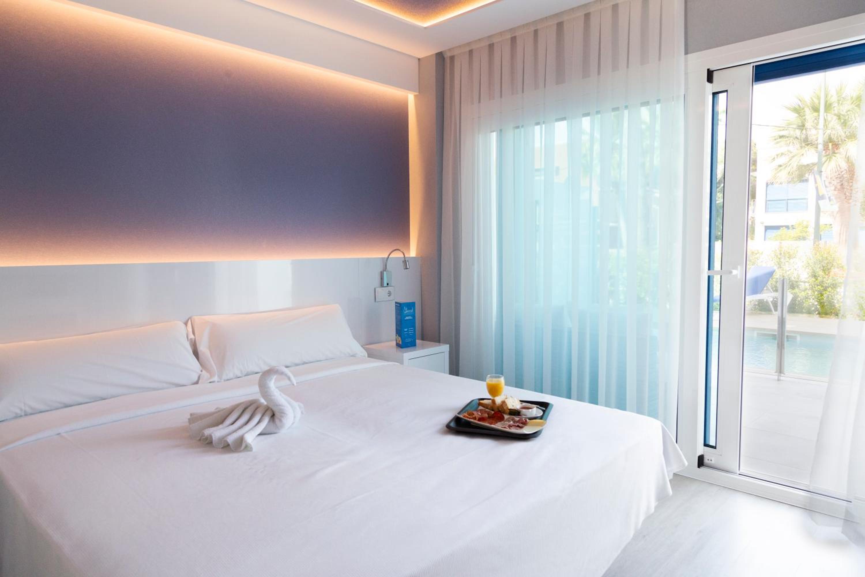 Double Room with Pool View (ADULTS ONLY) - Photo 4