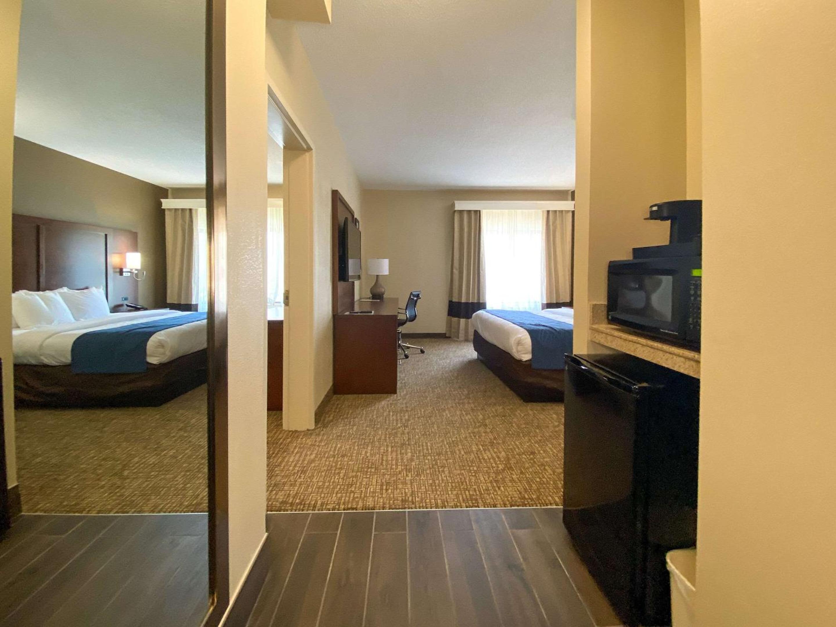King Suite with Sofa Bed - Non Smoking - Photo 1