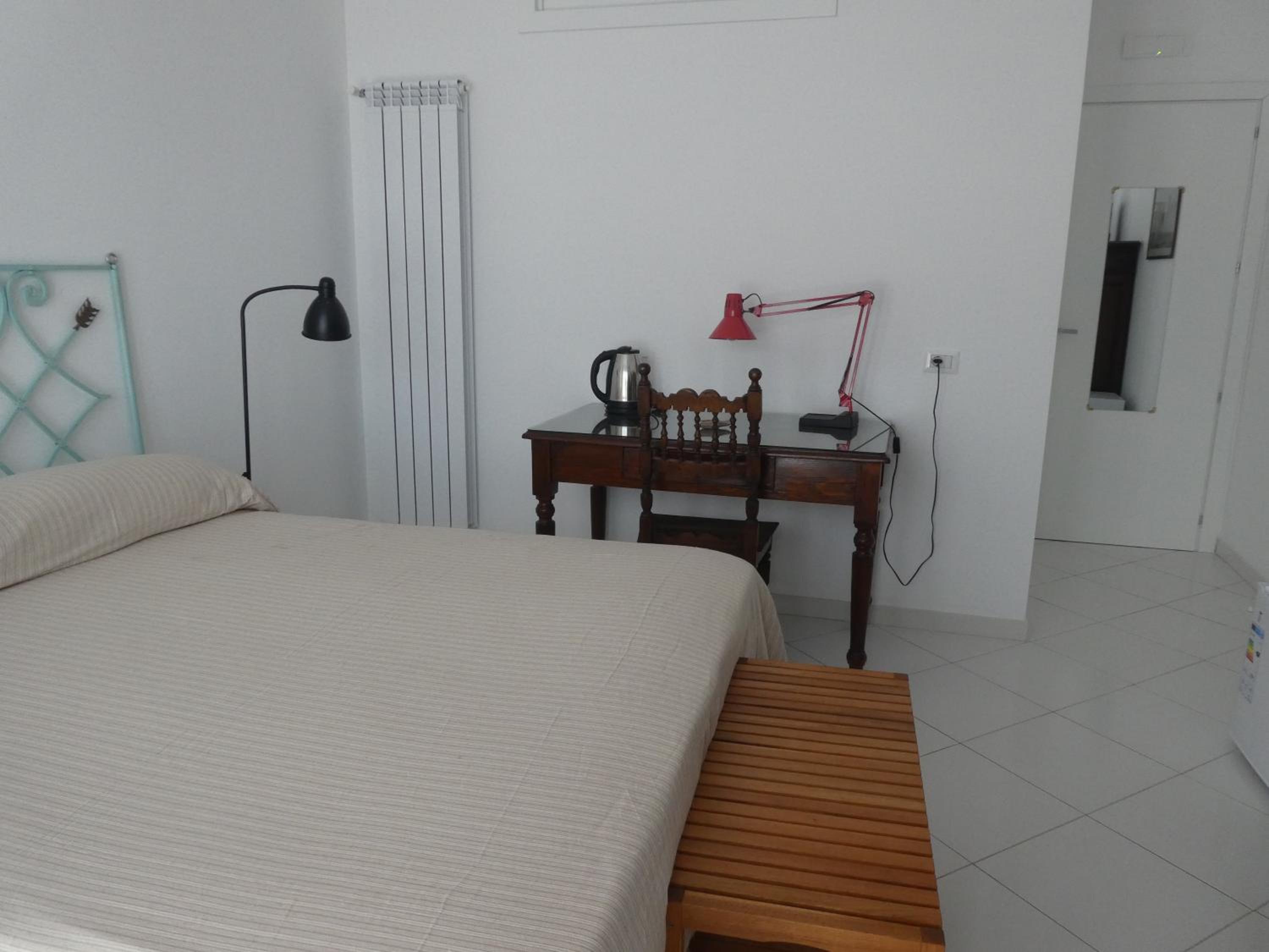 Double Room with Balcony and Sea View - Photo 12