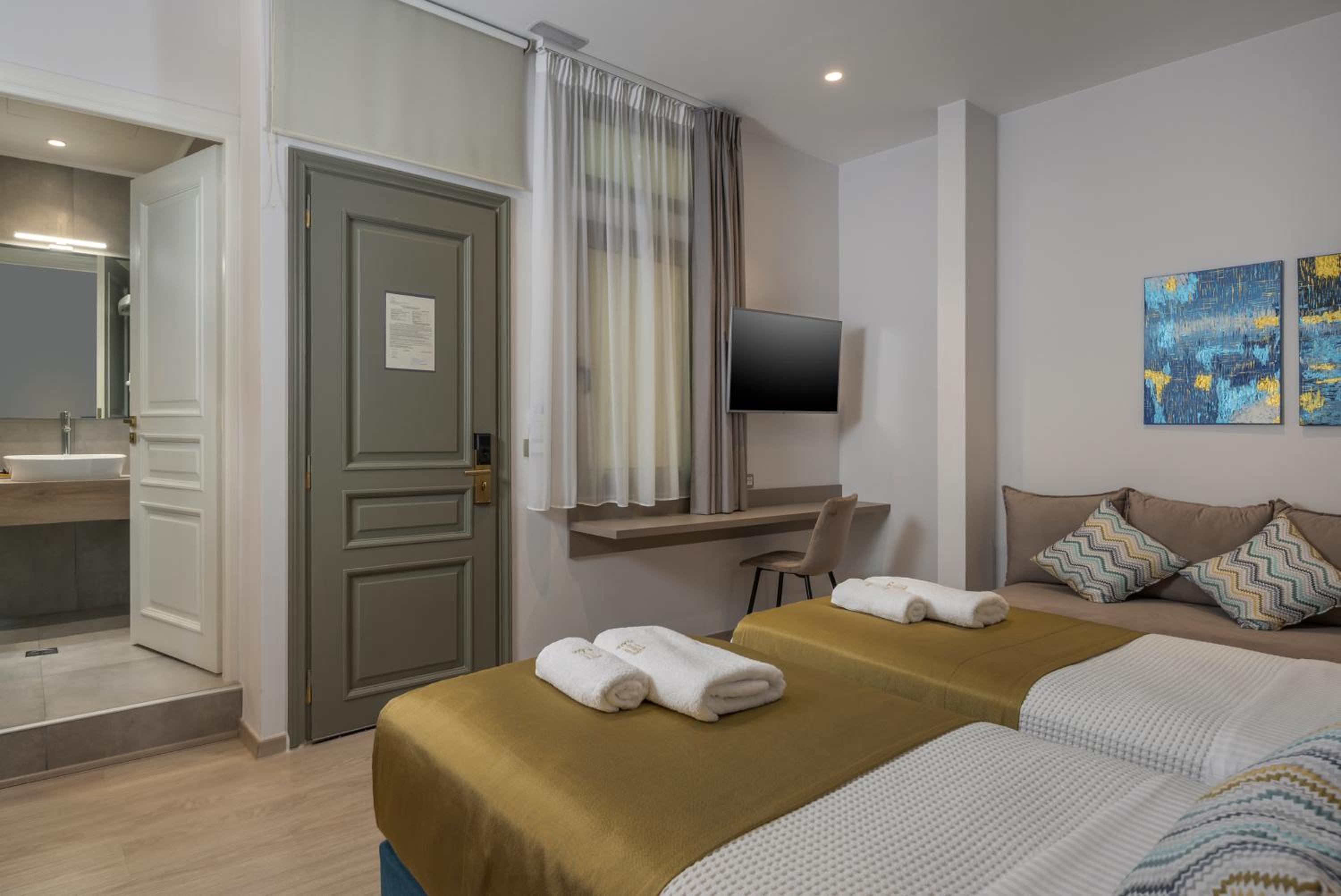 Standard Triple Room with Internal View - Photo 3
