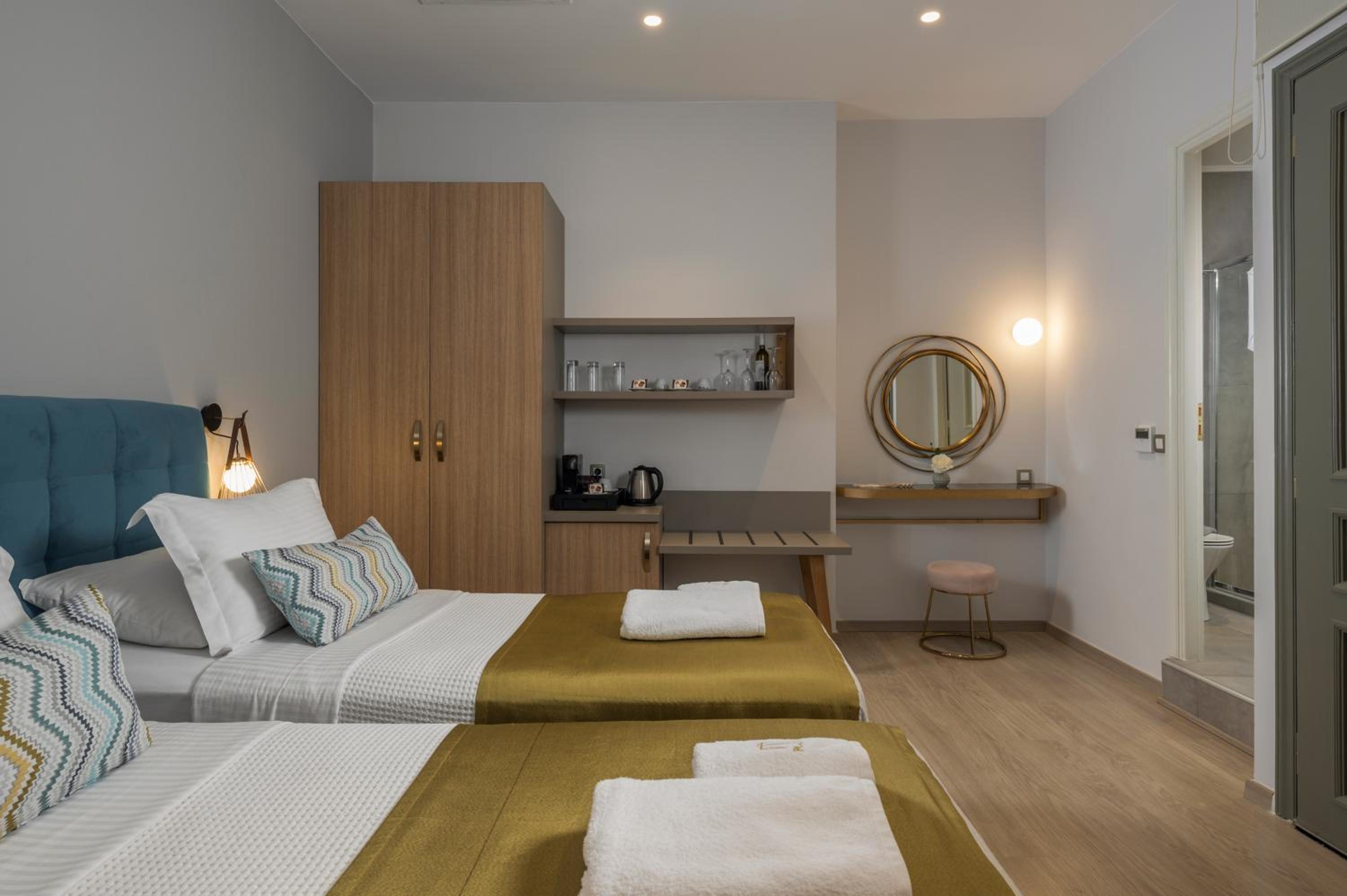 Standard Triple Room with Internal View - Photo 18