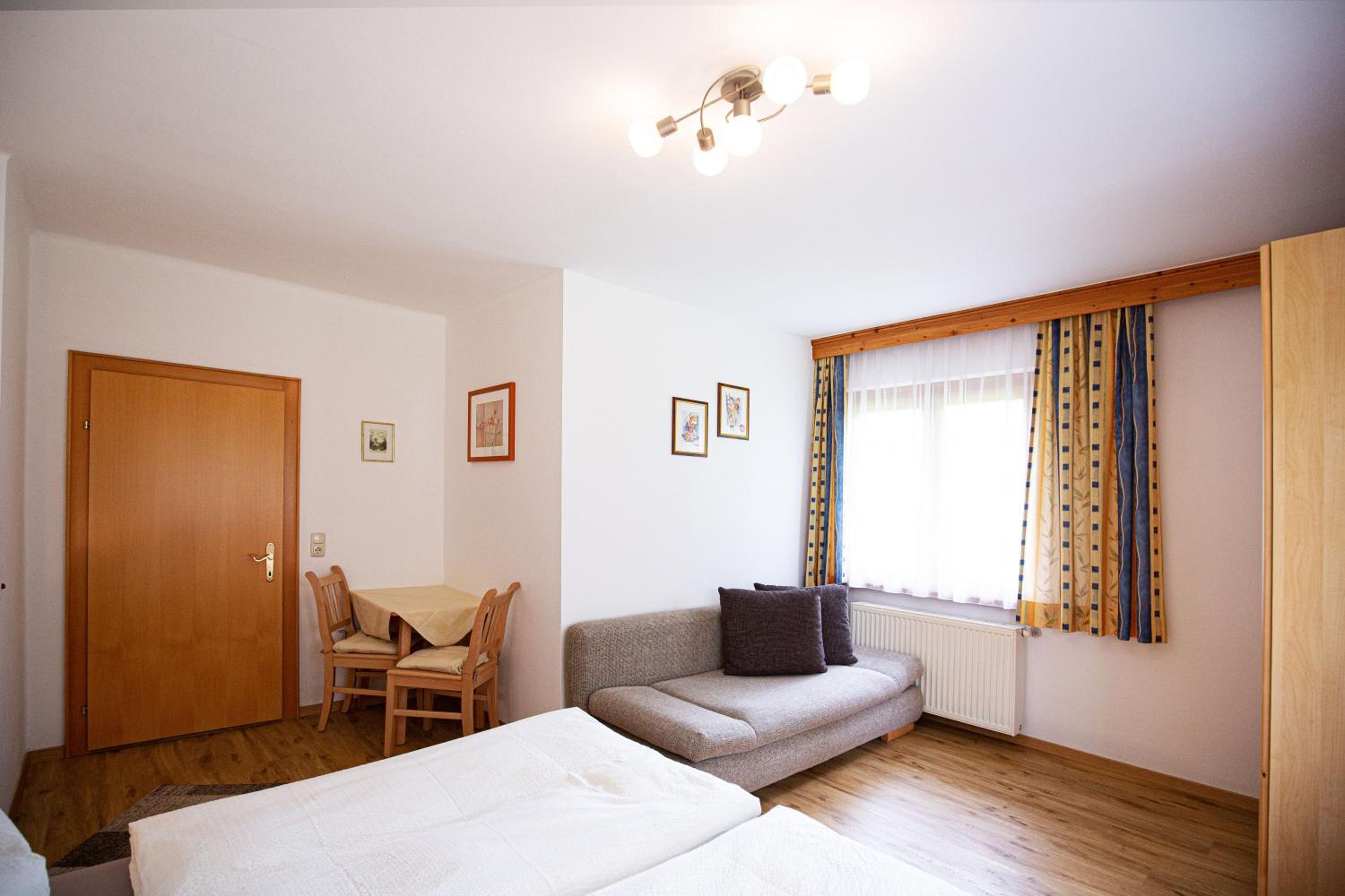 Four-Bedroom Apartment with Balcony  photo 3