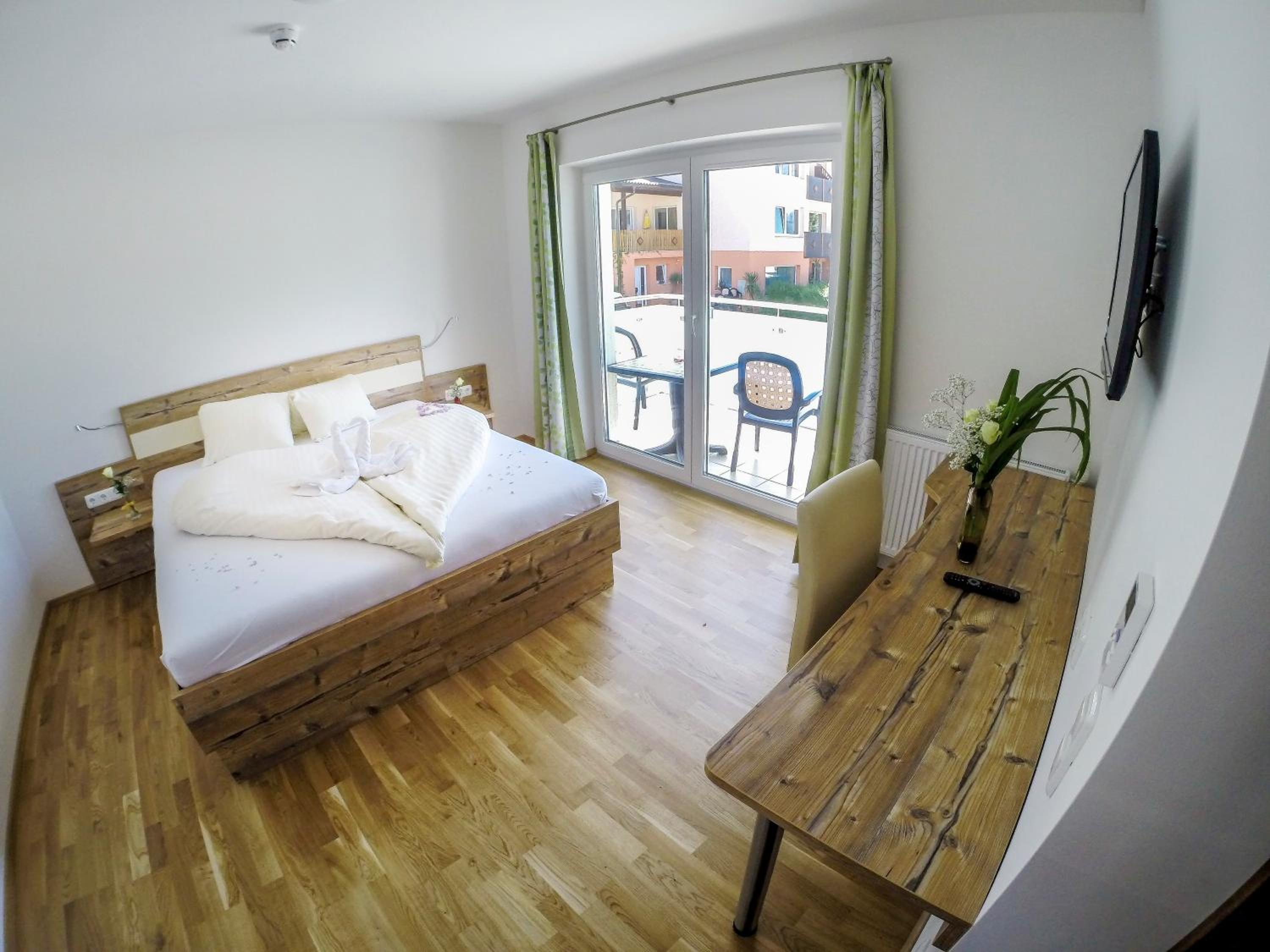Double Room with Balcony and Lake View - Photo 1
