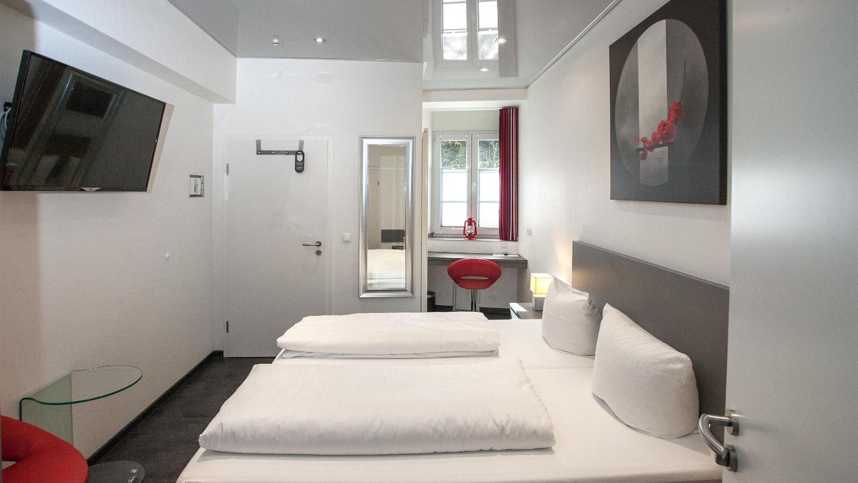 Budget Double Room - Photo 3