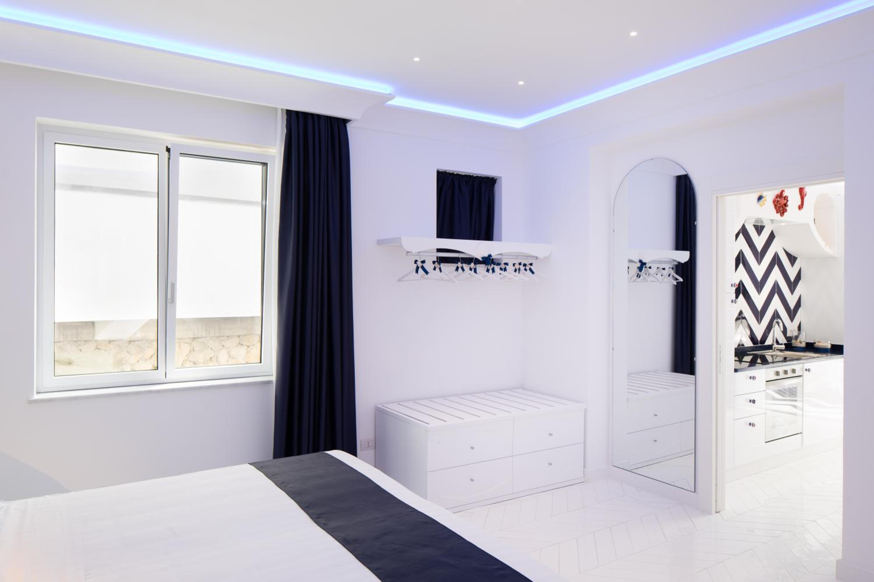 Deluxe Suite with Sea View - Photo 13