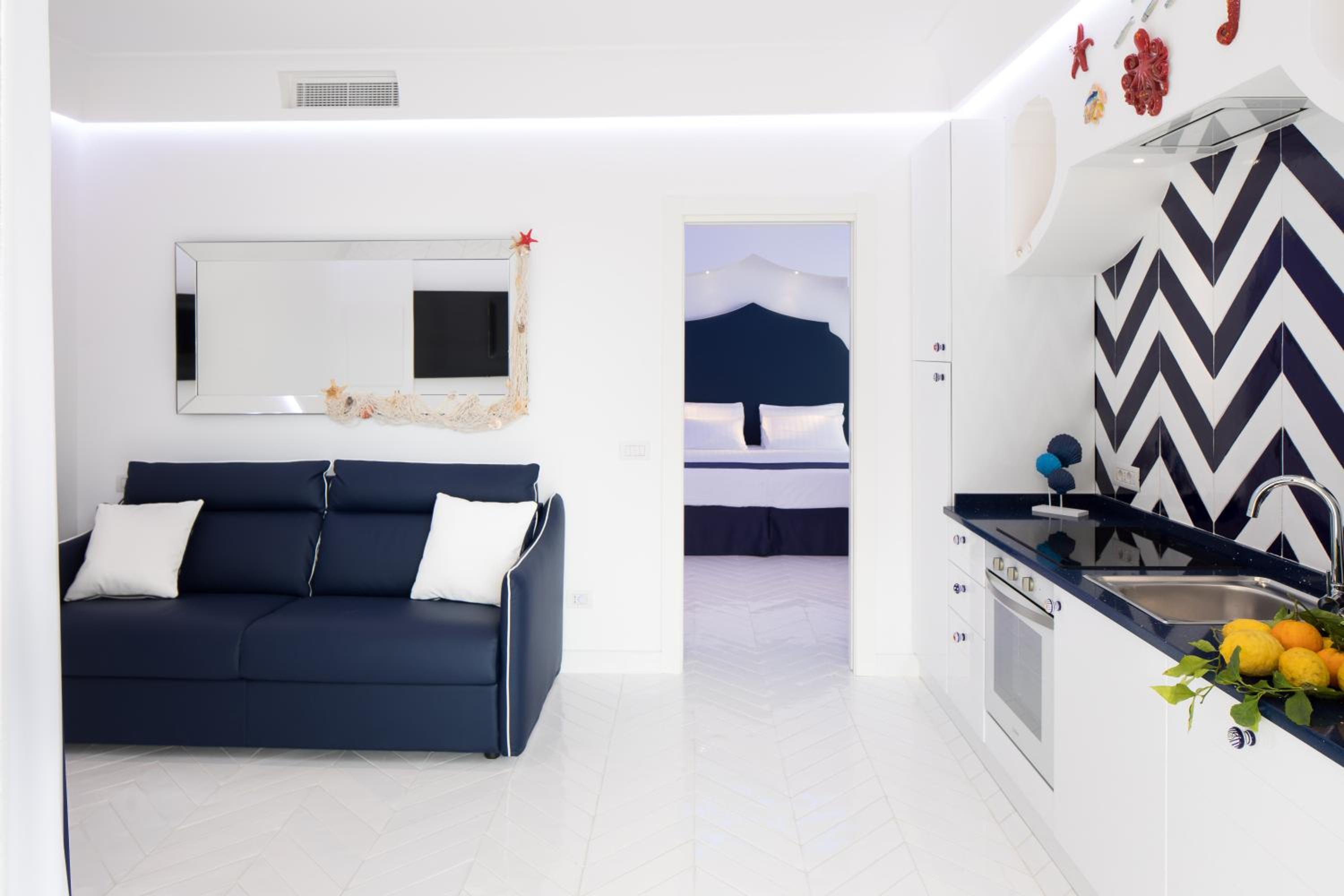 Deluxe Suite with Sea View - Photo 35