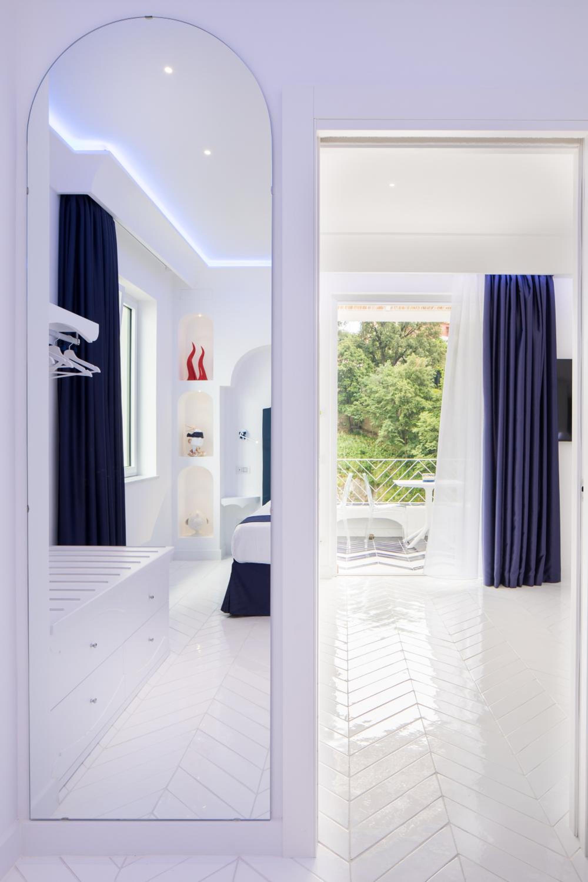 Deluxe Suite with Sea View - Photo 74