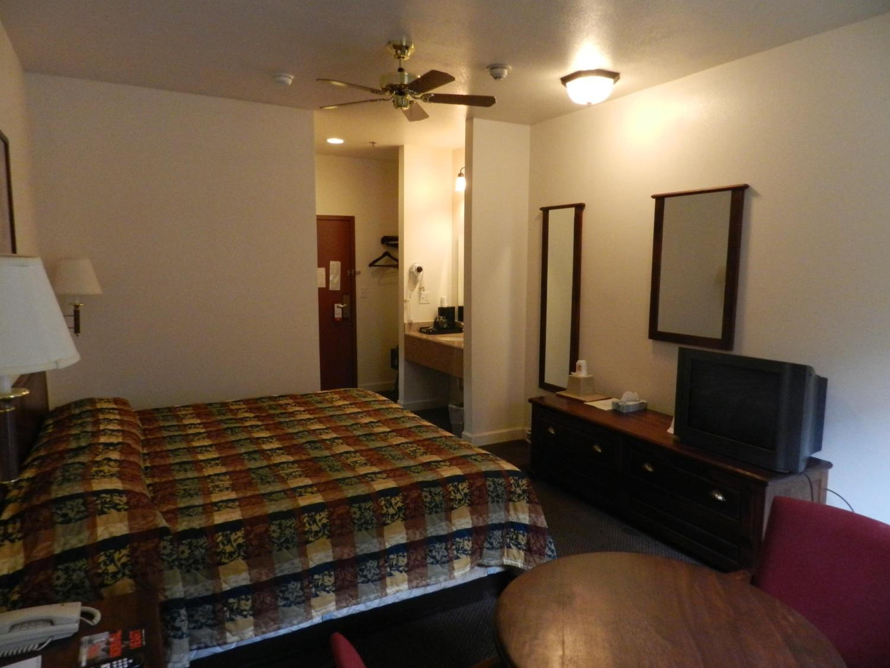 King Room - Non-Smoking - Photo 12