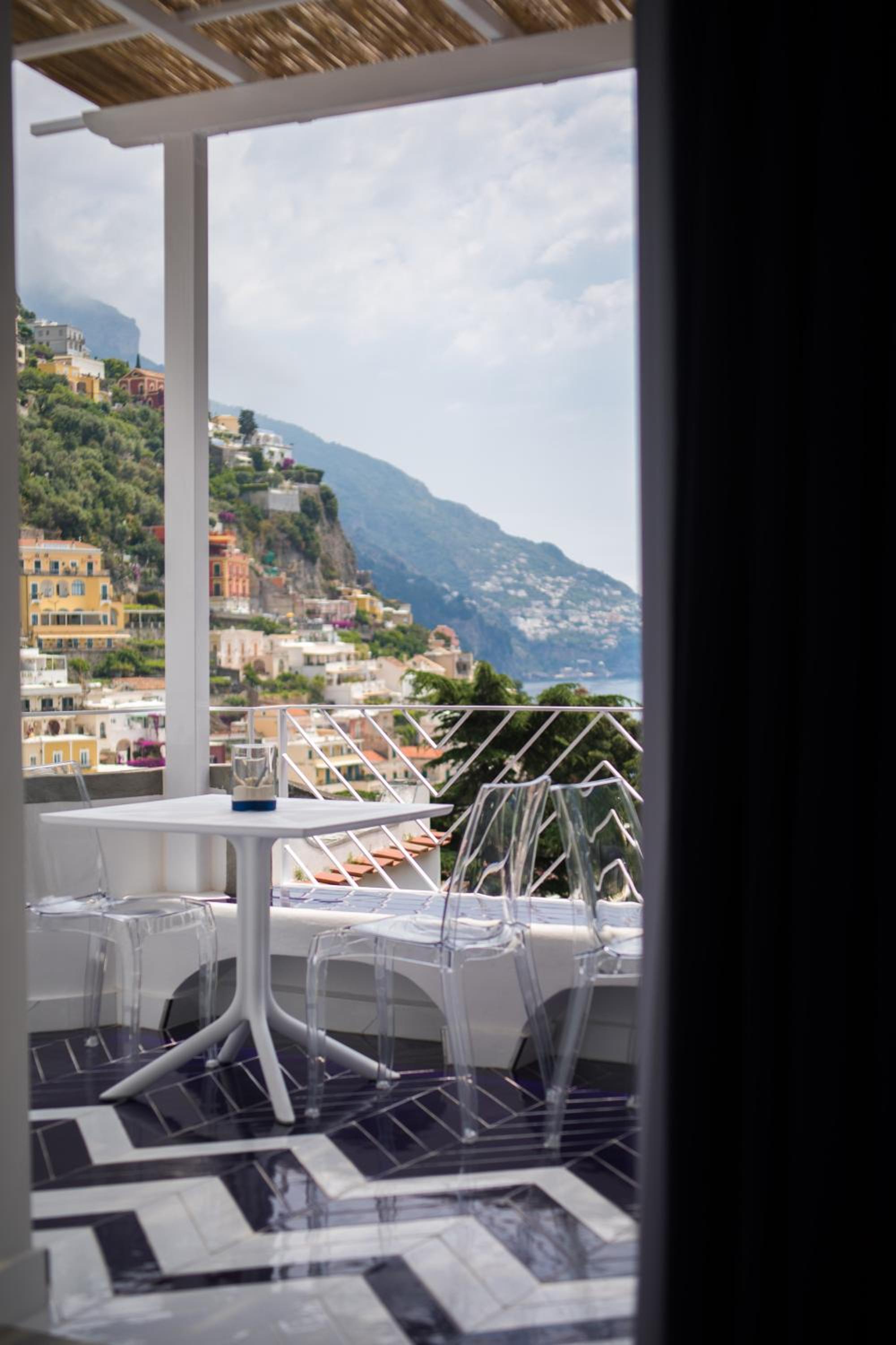 Deluxe Suite with Sea View - Photo 18