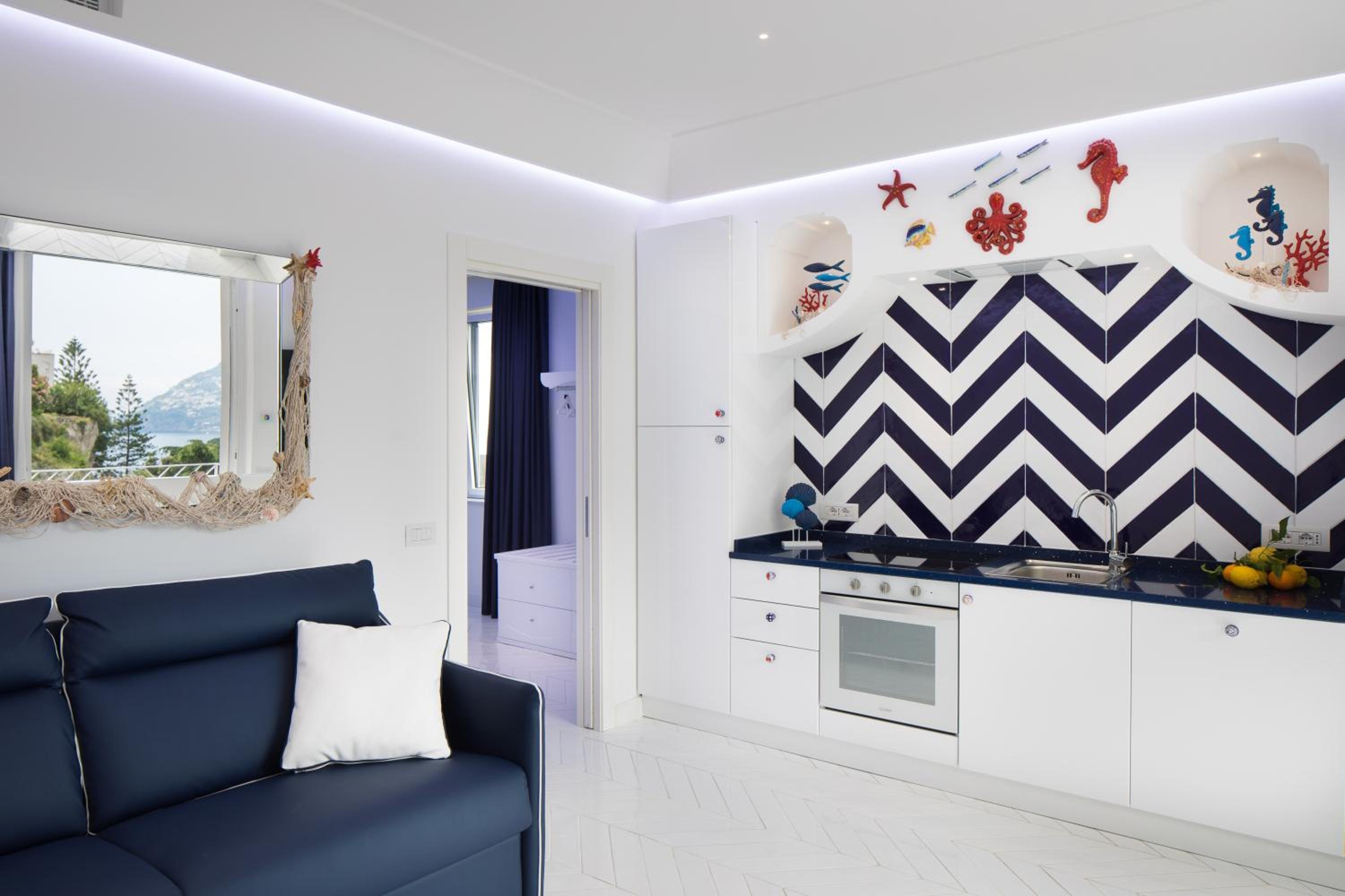 Deluxe Suite with Sea View - Photo 41
